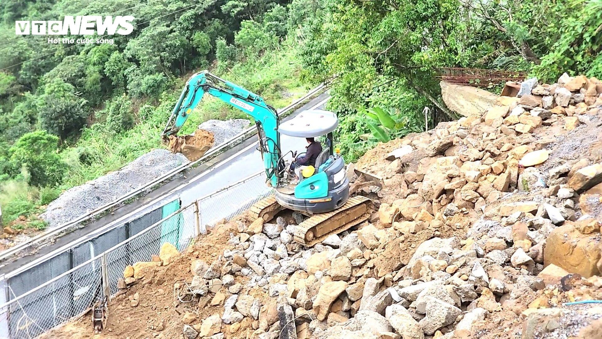 Cận cảnh cung đường sạt lở đang sửa trên đèo Hải Vân - 7