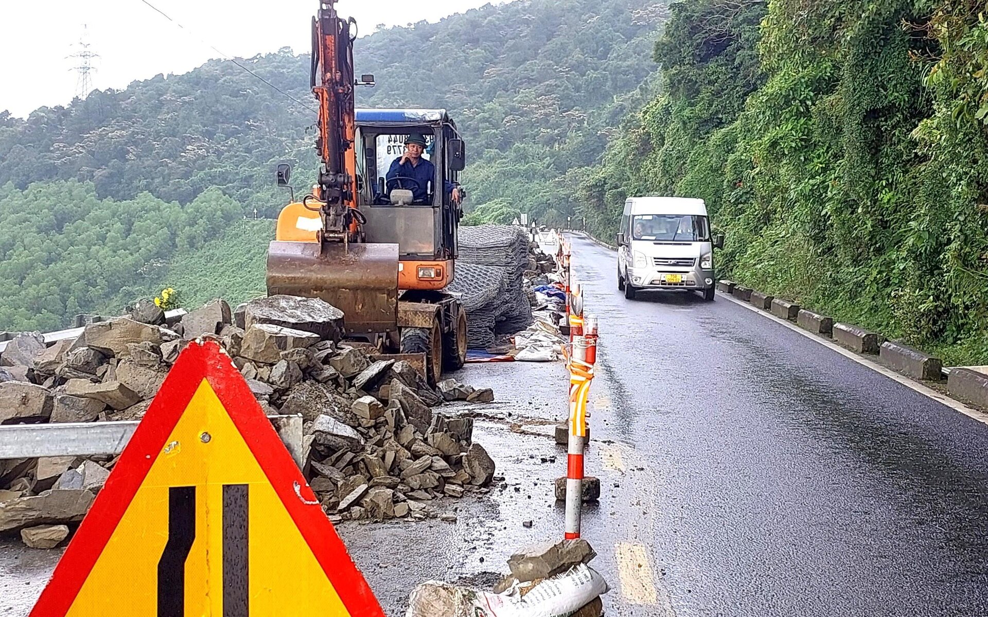 Cận cảnh cung đường sạt lở đang sửa trên đèo Hải Vân - 6
