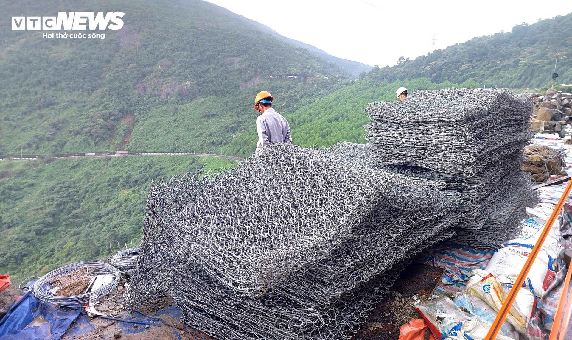 Cận cảnh cung đường sạt lở đang sửa trên đèo Hải Vân - 3