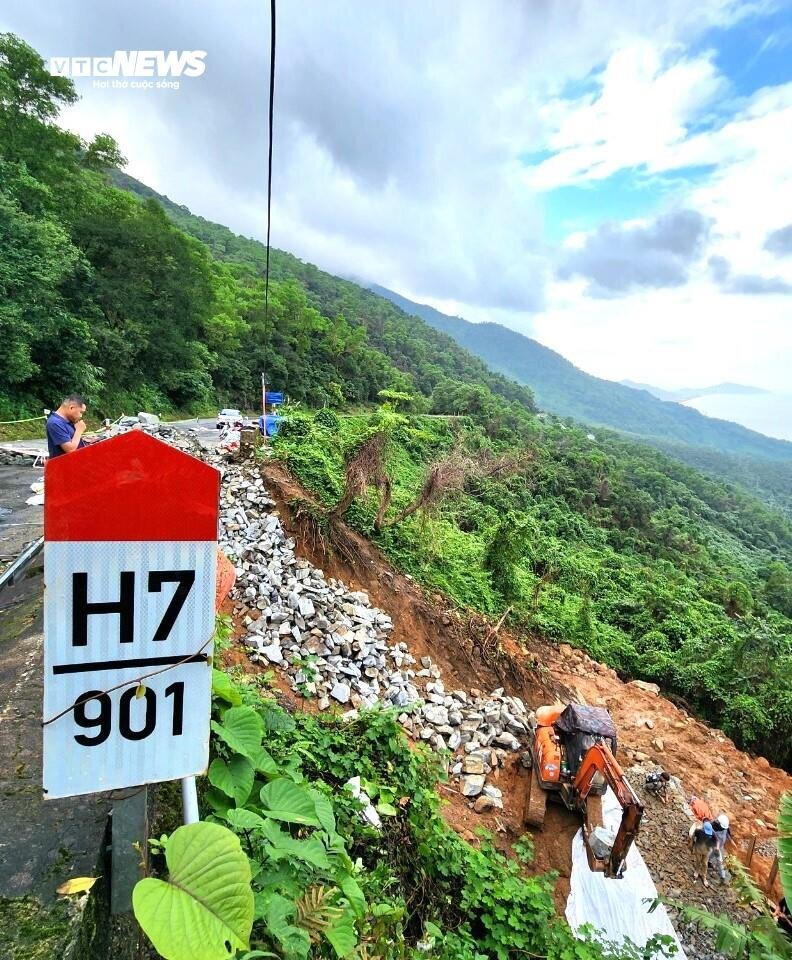 Cận cảnh cung đường sạt lở đang sửa trên đèo Hải Vân - 10