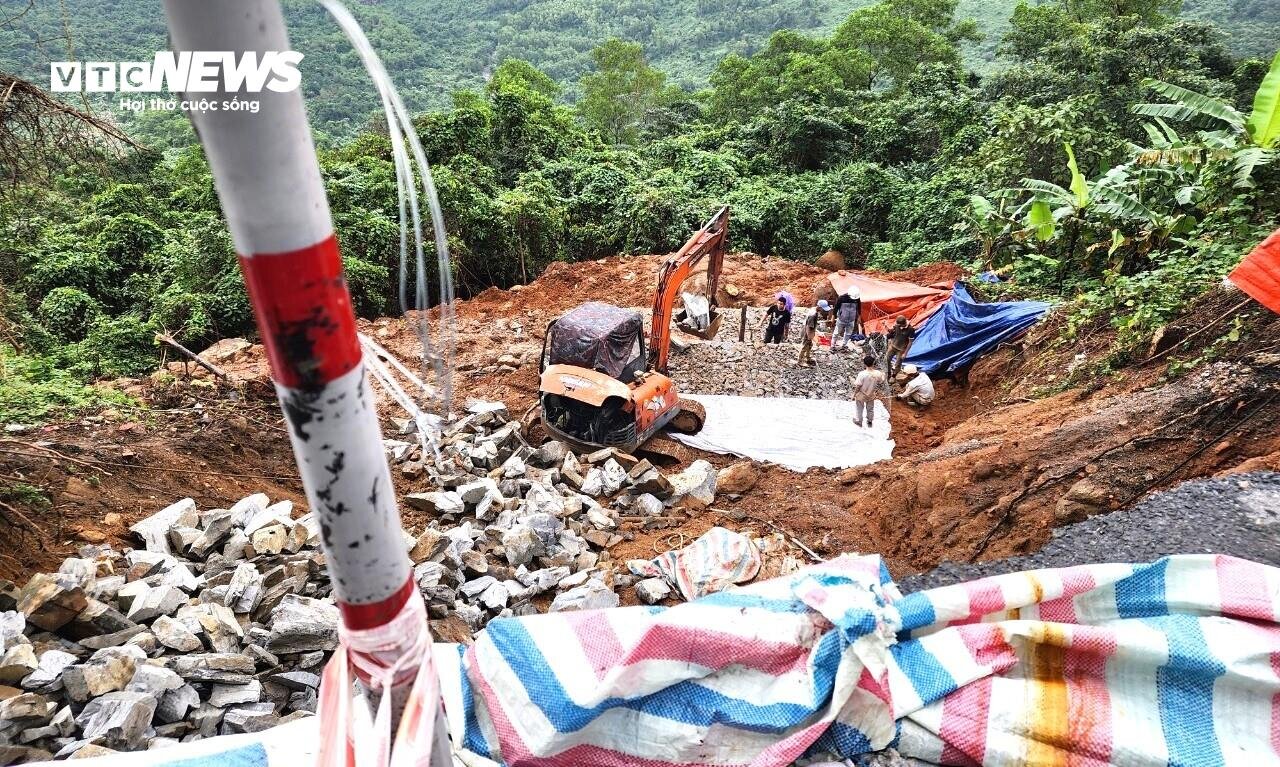 Cận cảnh cung đường sạt lở đang sửa trên đèo Hải Vân - 12