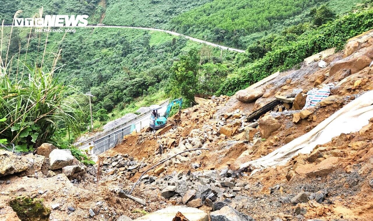 Cận cảnh cung đường sạt lở đang sửa trên đèo Hải Vân - 1