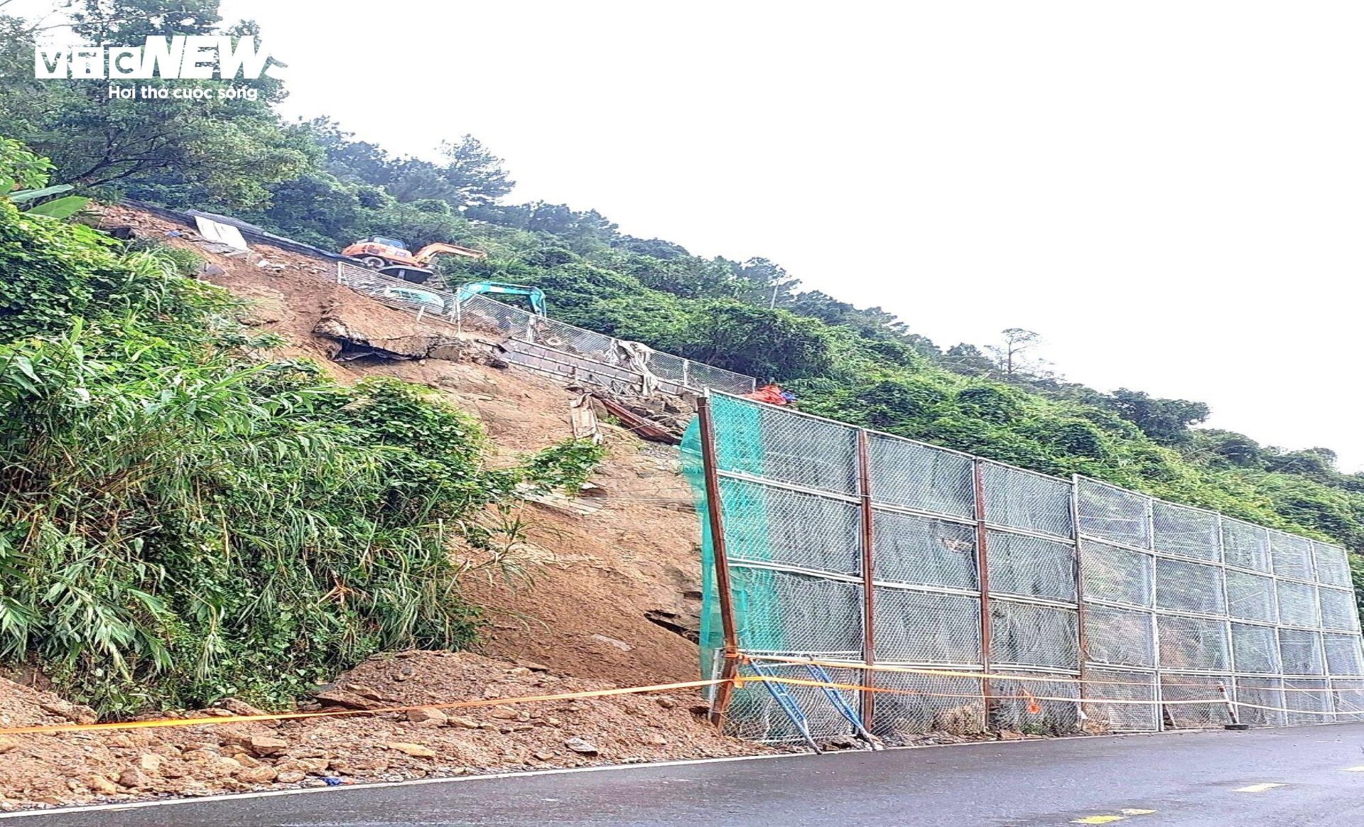 Cận cảnh cung đường sạt lở đang sửa trên đèo Hải Vân - 9