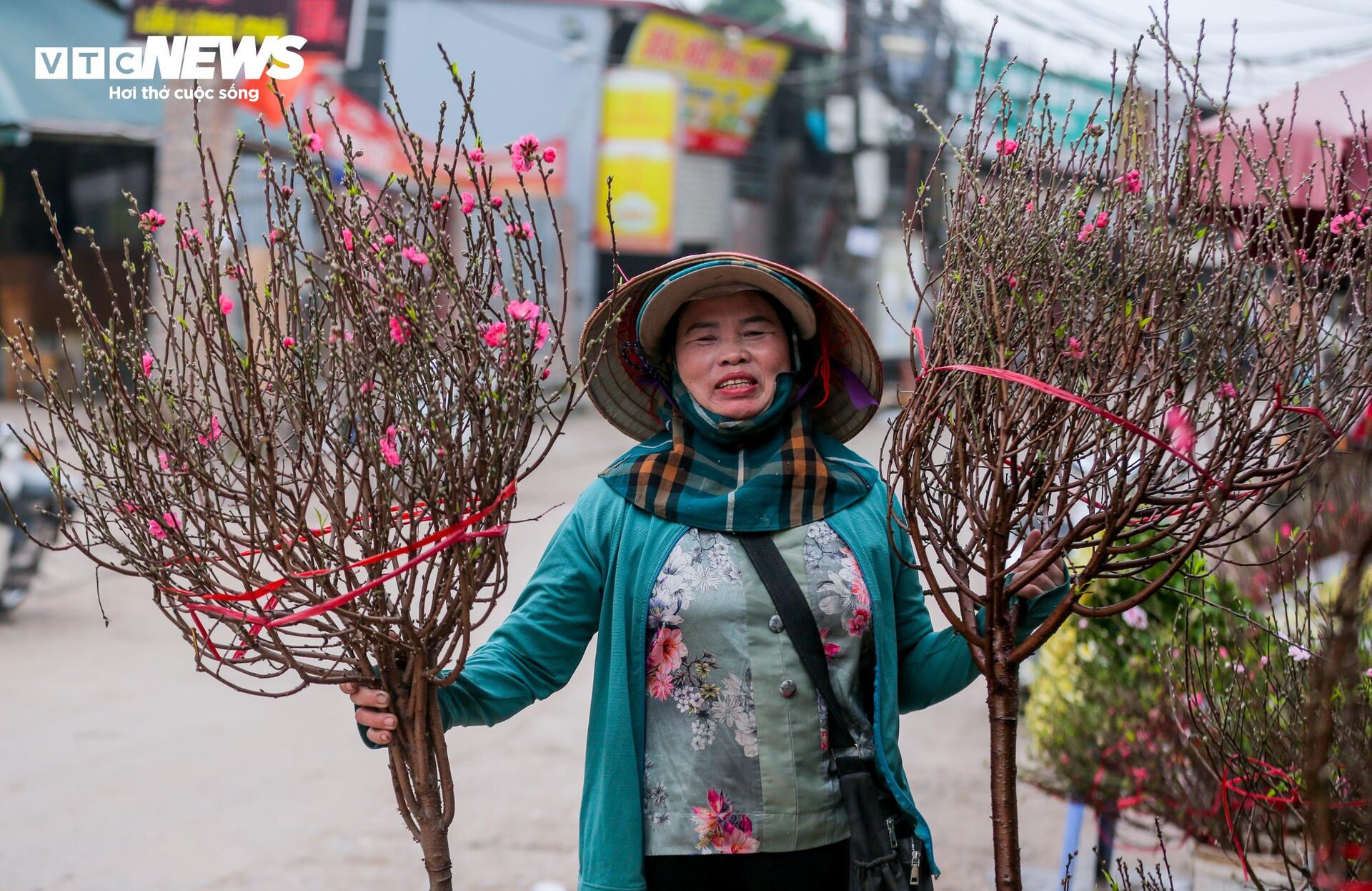 Đào Nhật Tân xuống phố sớm, hút người mua - 5