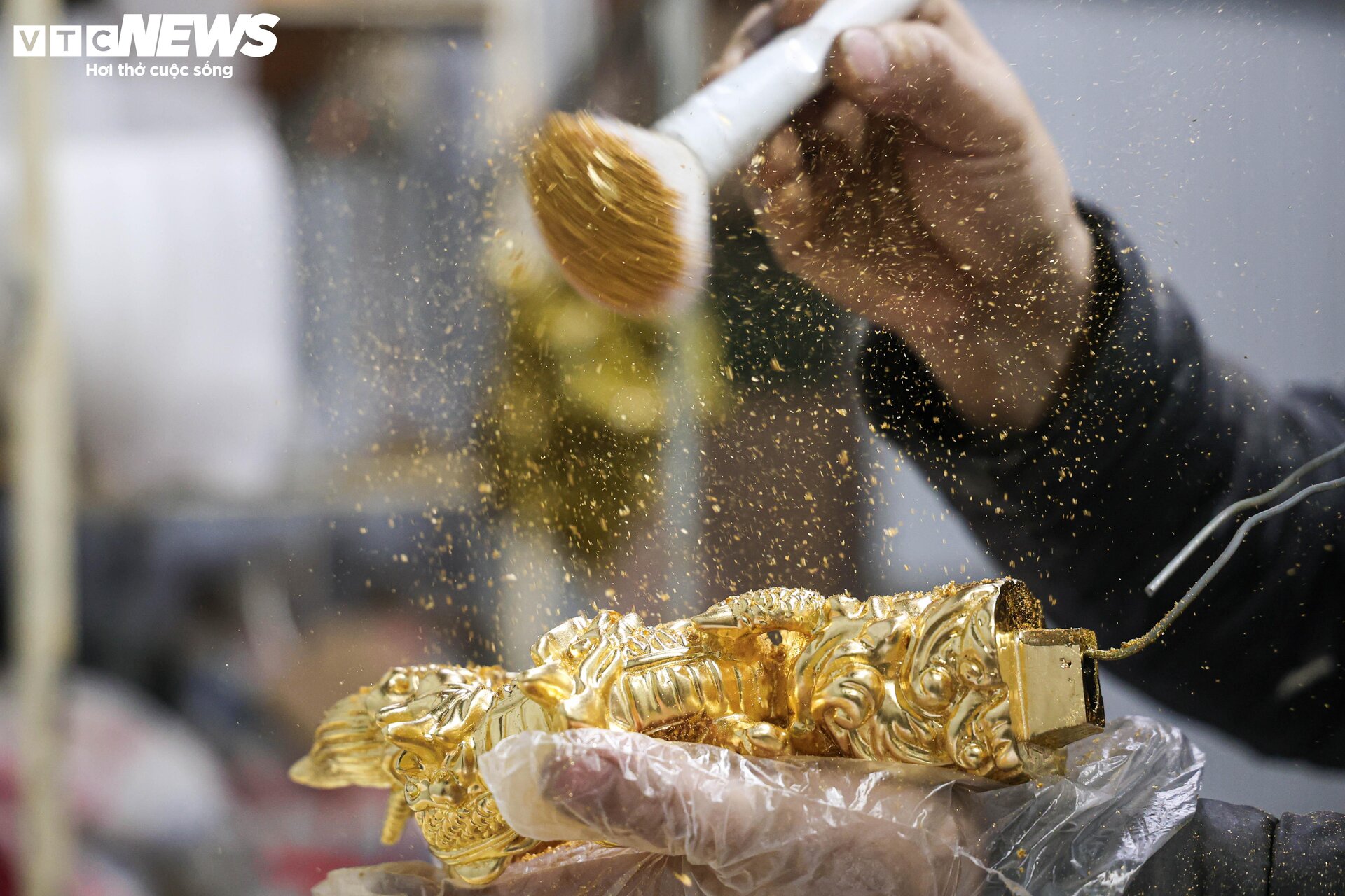 Cận cảnh linh vật rồng phủ vàng 24k giá hàng chục triệu đồng đón Tết Giáp Thìn - 12
