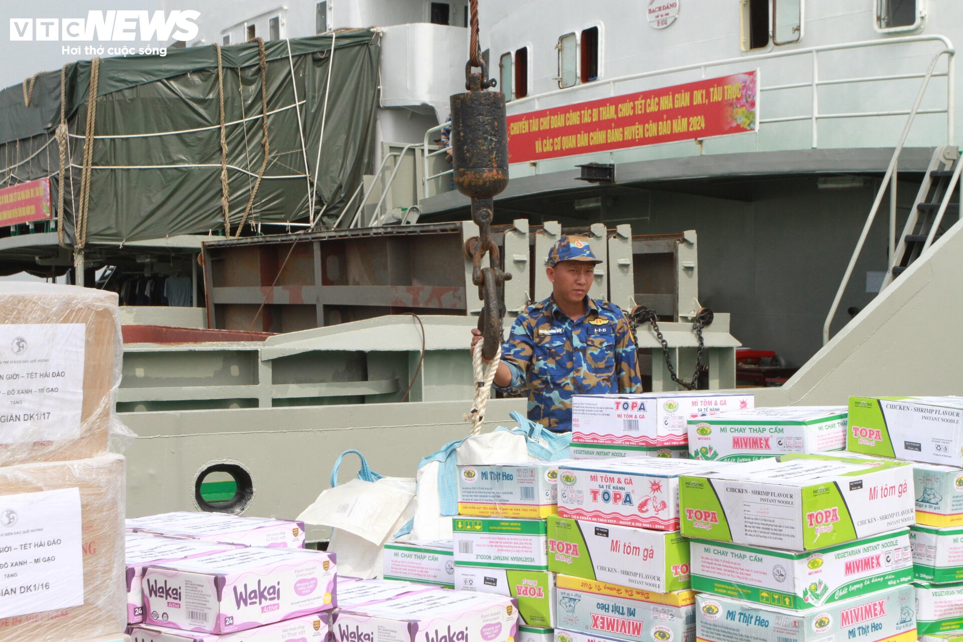 Mang Tết đến Nhà giàn DKI - 3