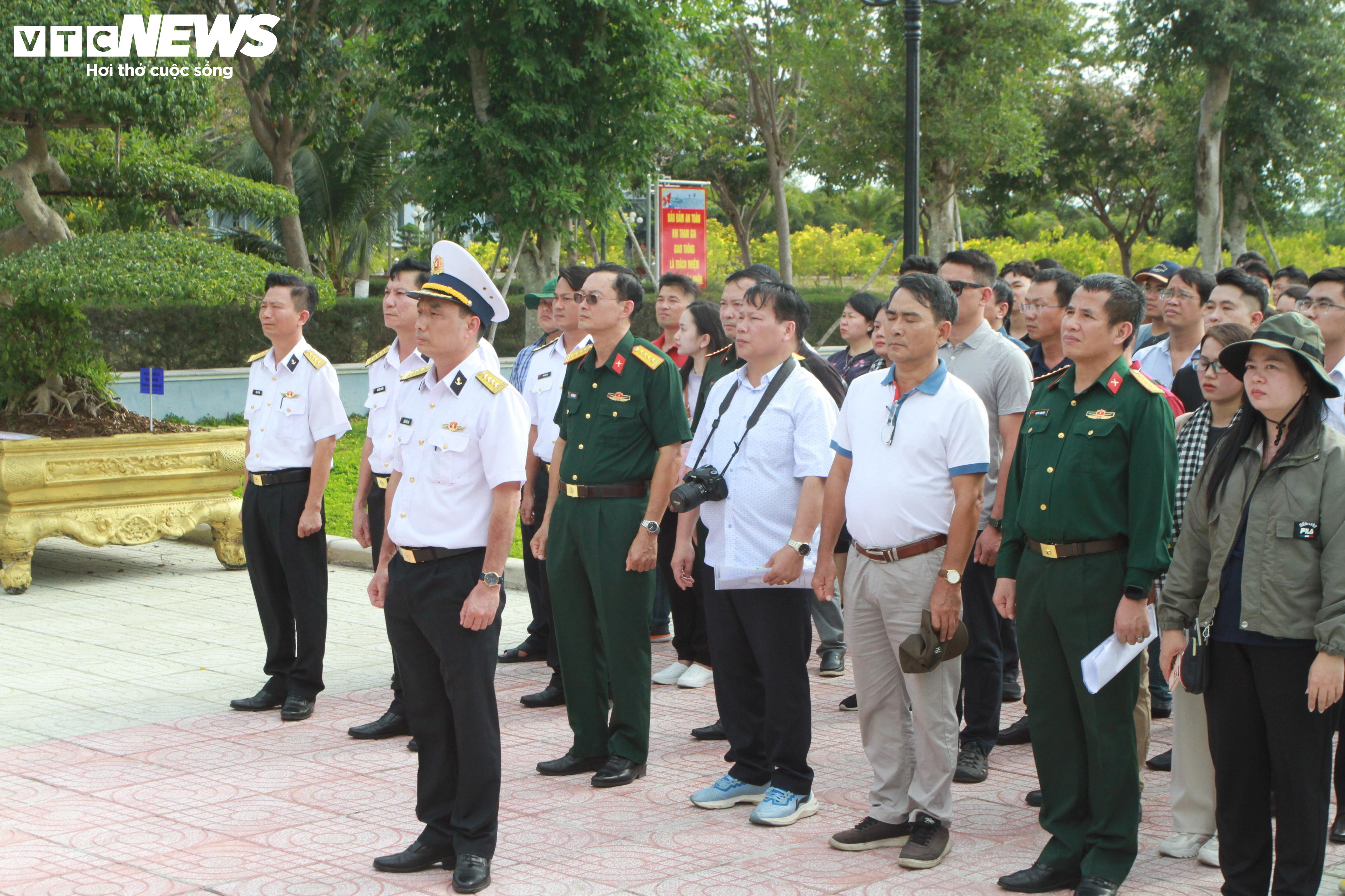 Mang Tết đến Nhà giàn DKI - 12