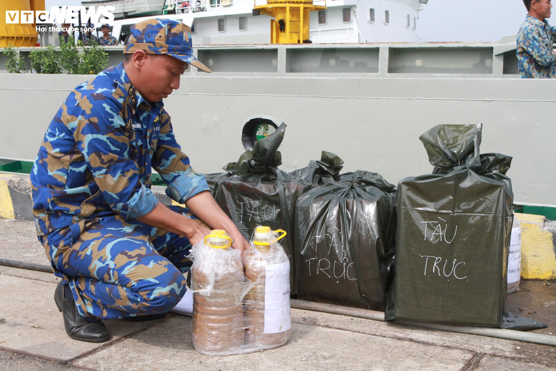 Mang Tết đến Nhà giàn DKI - 4