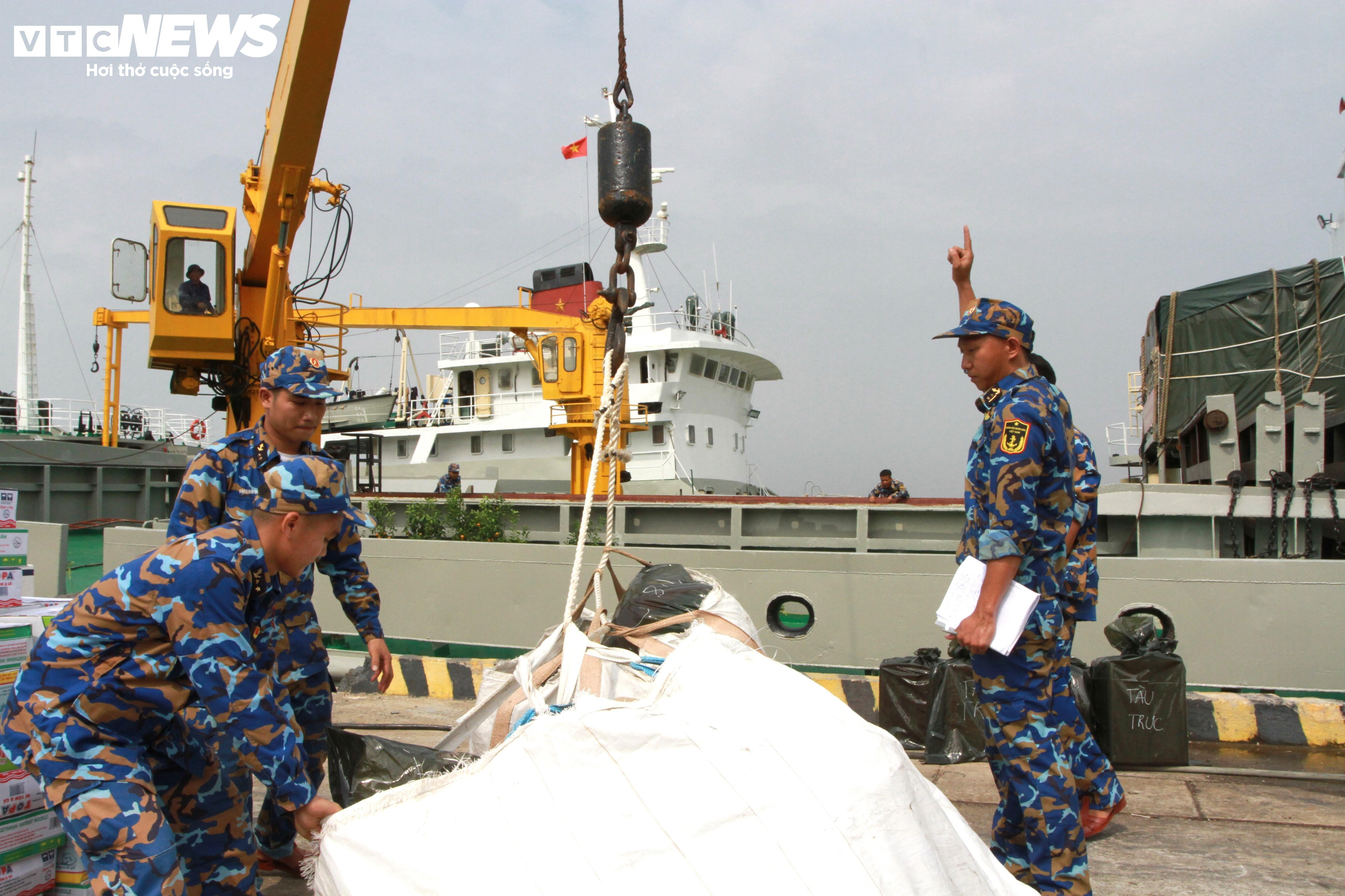 Mang Tết đến Nhà giàn DKI - 6