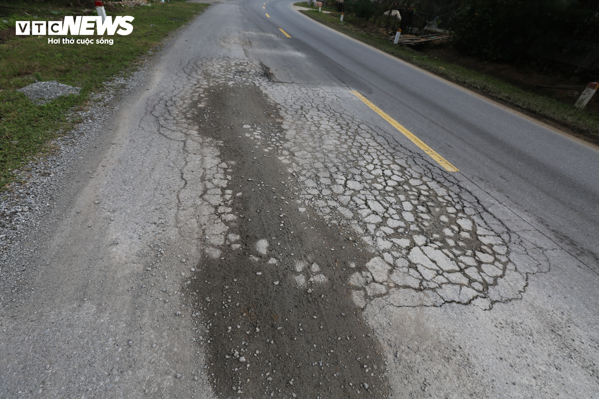 Mặt đường ‘luống khoai’ trên tuyến đường 2.000 tỷ ở Hà Tĩnh - 6