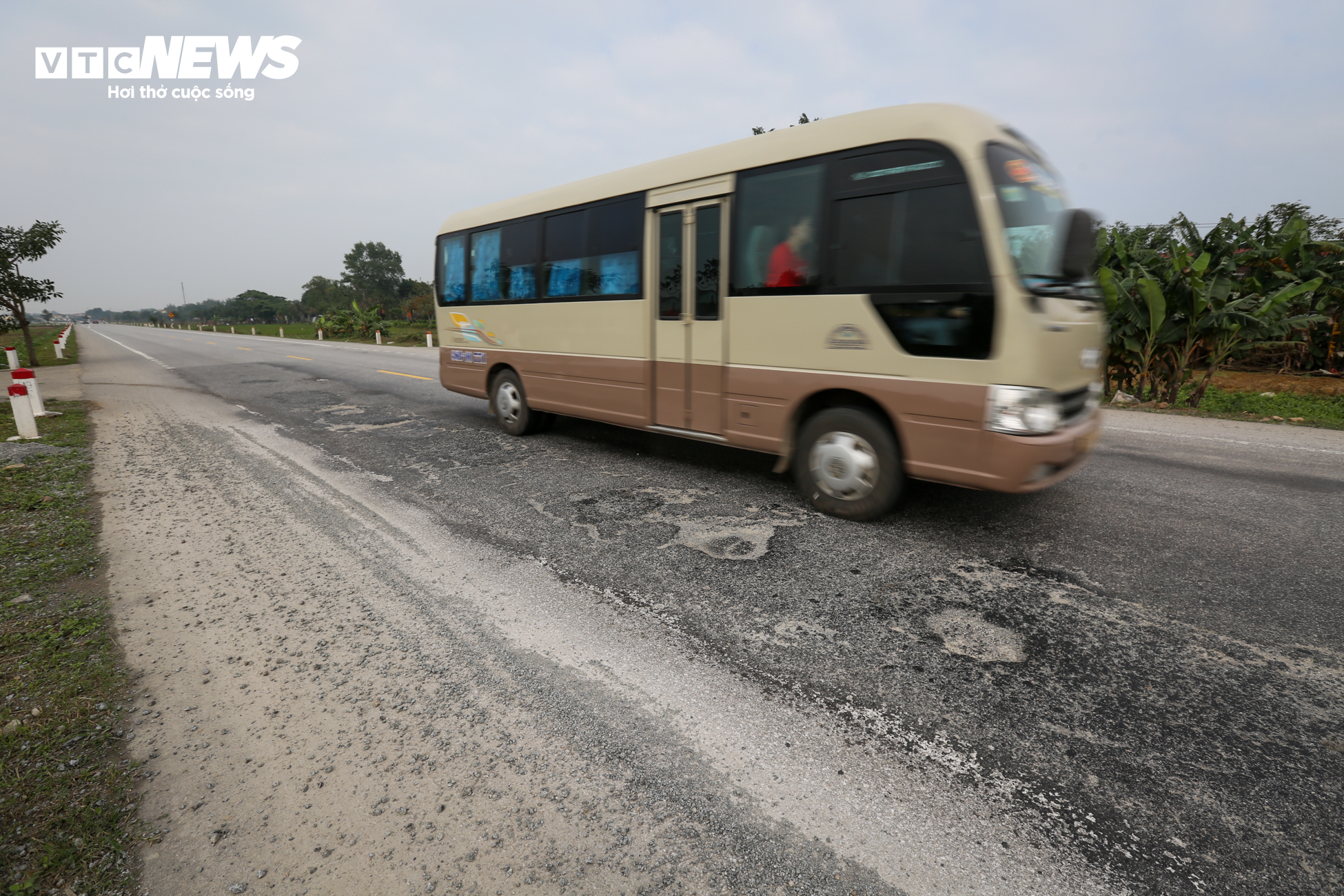Mặt đường ‘luống khoai’ trên tuyến đường 2.000 tỷ ở Hà Tĩnh - 13