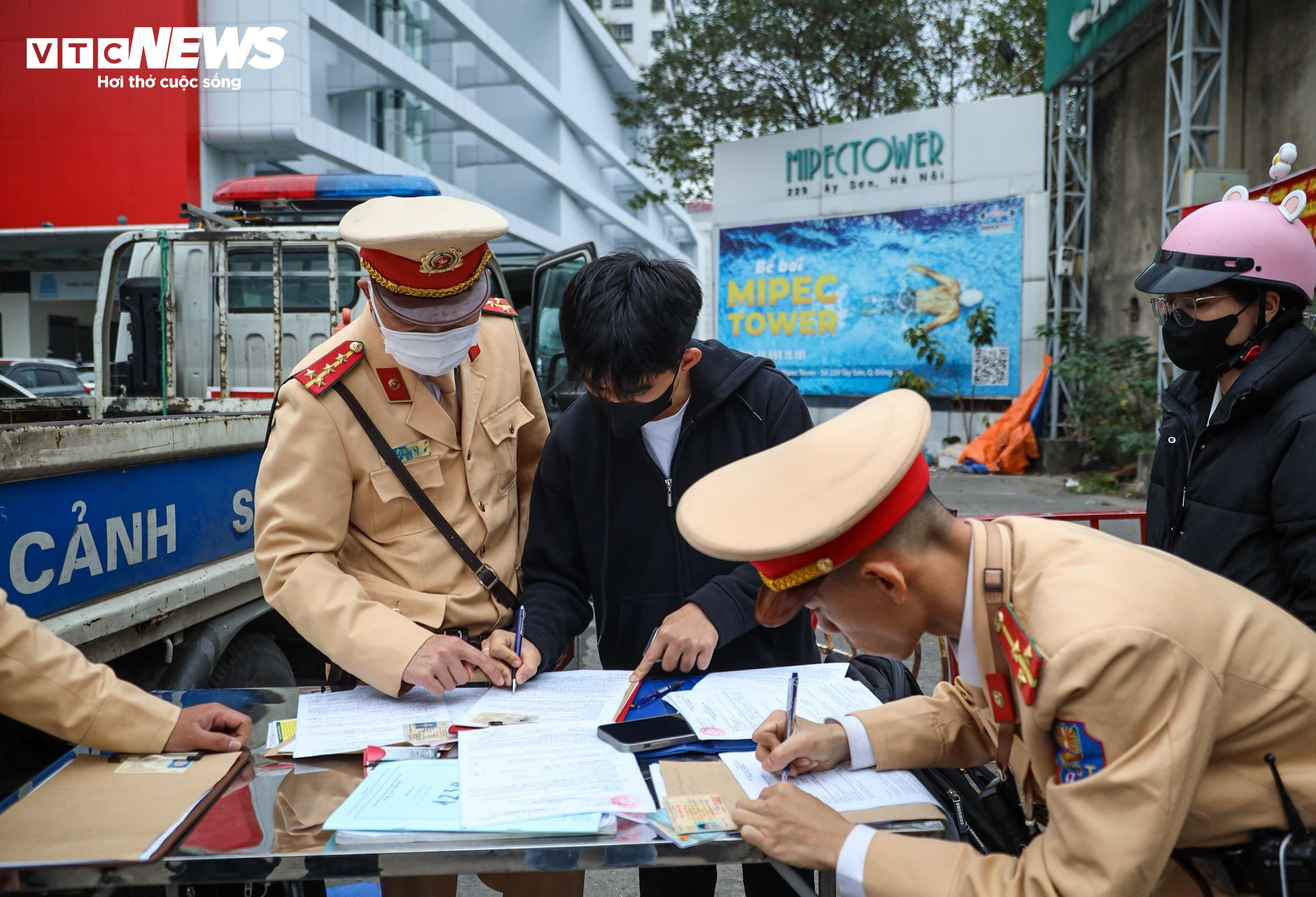 Vắng CSGT, đoàn người rồng rắn đi ngược chiều trên phố Hà Nội - 2