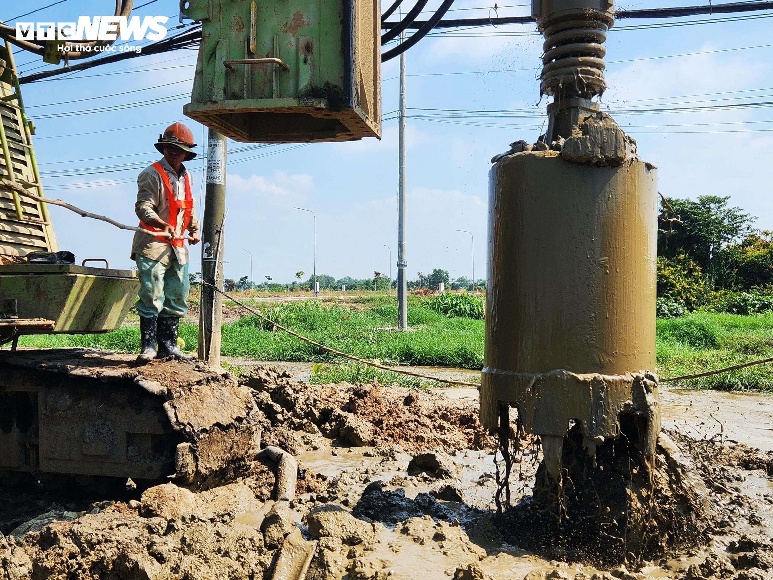 Công nhân tất bật trên đại công trường Vành đai 3 TP.HCM - 10