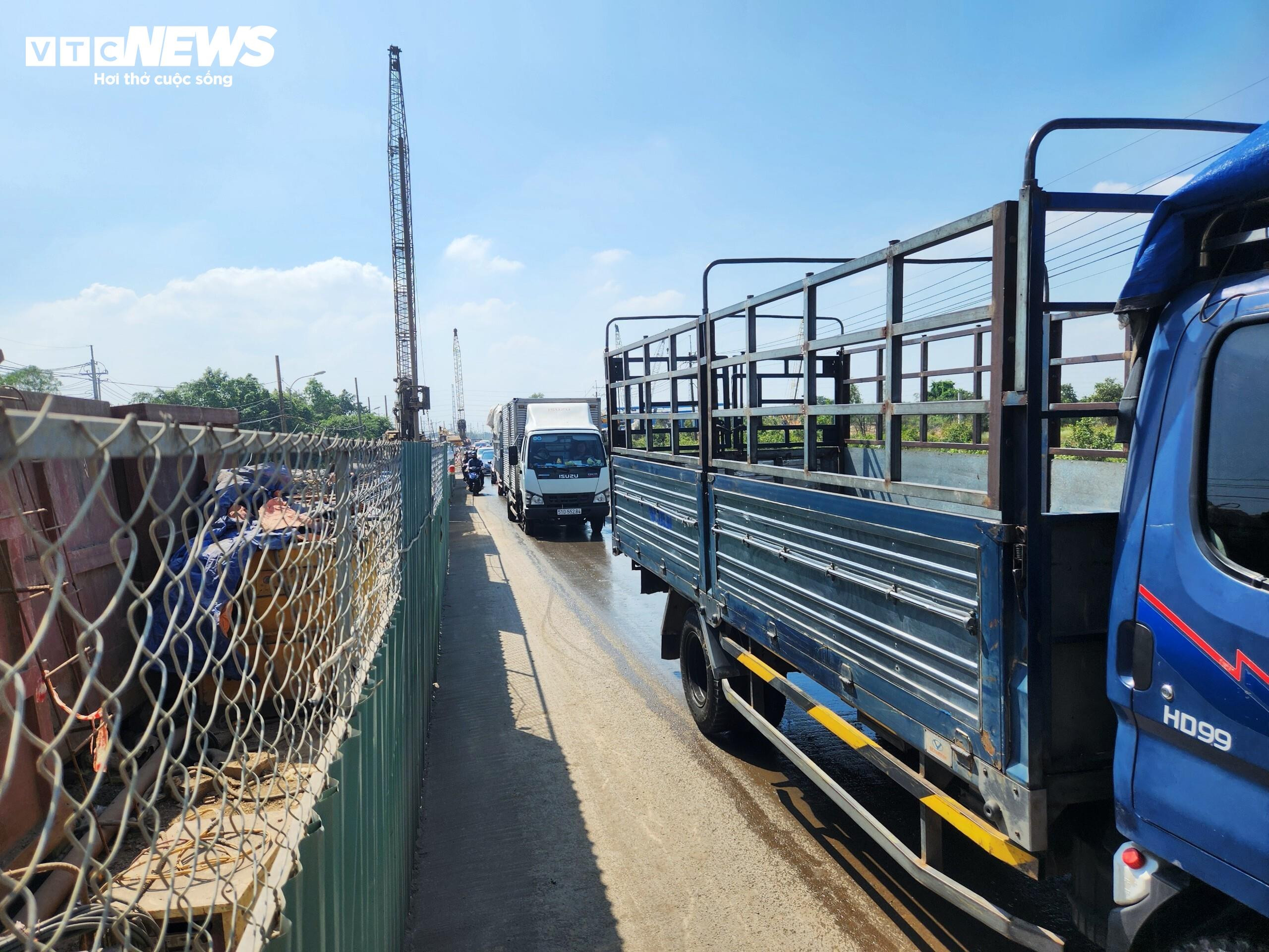 Công nhân tất bật trên đại công trường Vành đai 3 TP.HCM - 12