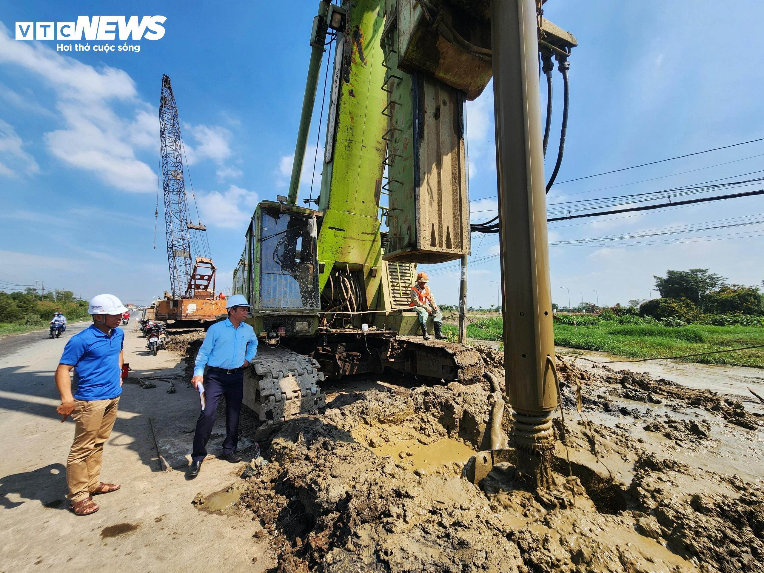 Công nhân tất bật trên đại công trường Vành đai 3 TP.HCM - 11