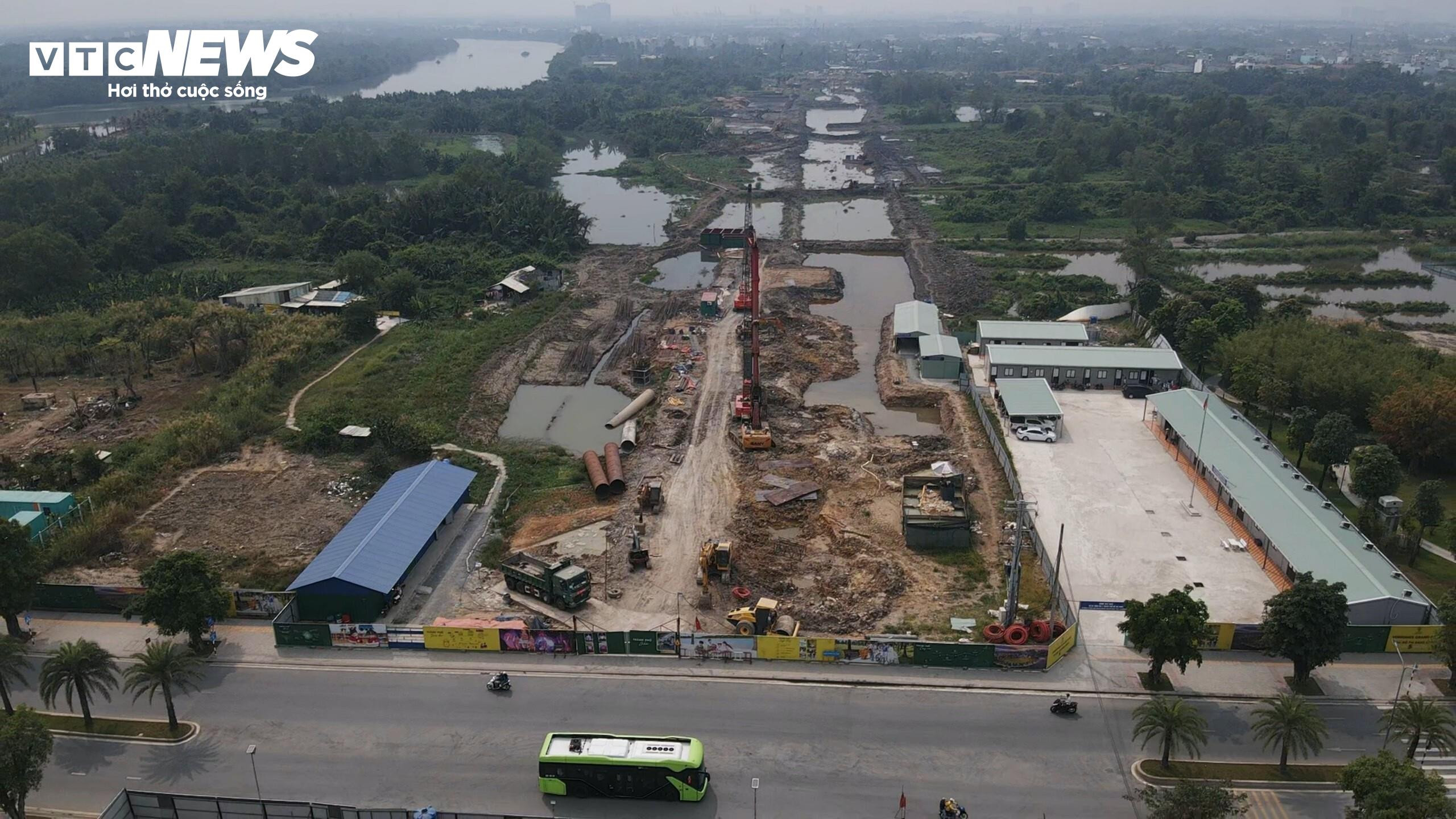 Công nhân tất bật trên đại công trường Vành đai 3 TP.HCM - 7