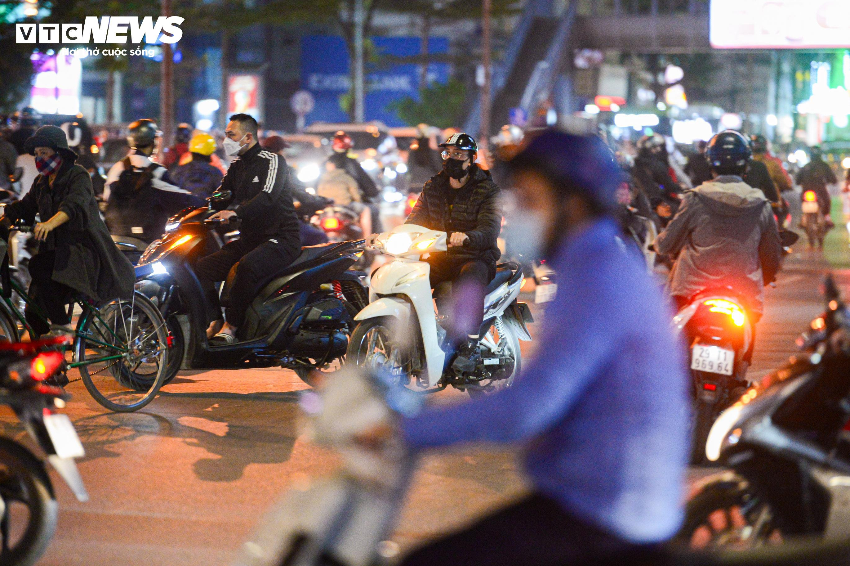 Vắng CSGT, đoàn người rồng rắn đi ngược chiều trên phố Hà Nội - 8