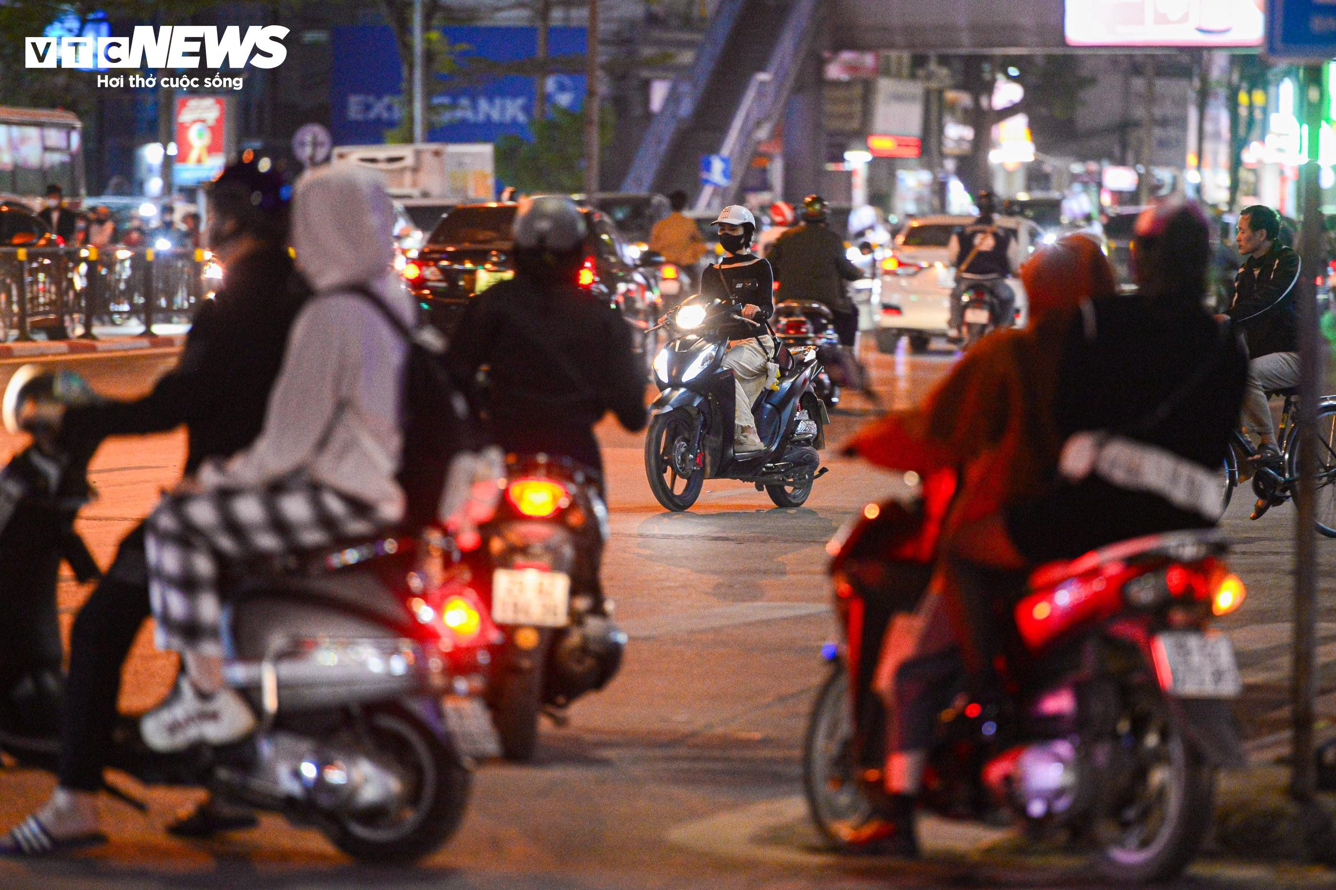Vắng CSGT, đoàn người rồng rắn đi ngược chiều trên phố Hà Nội - 7