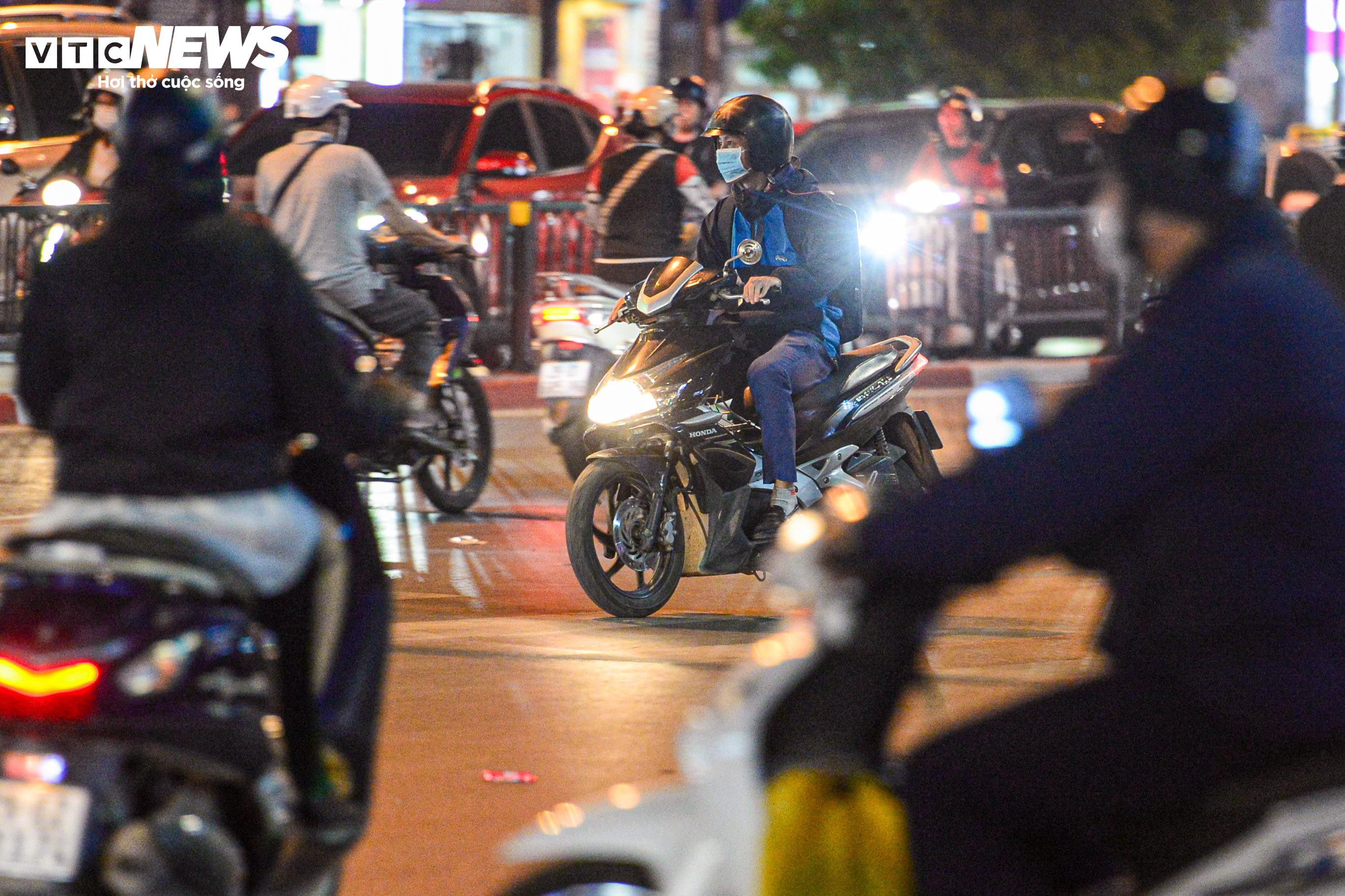 Vắng CSGT, đoàn người rồng rắn đi ngược chiều trên phố Hà Nội - 9