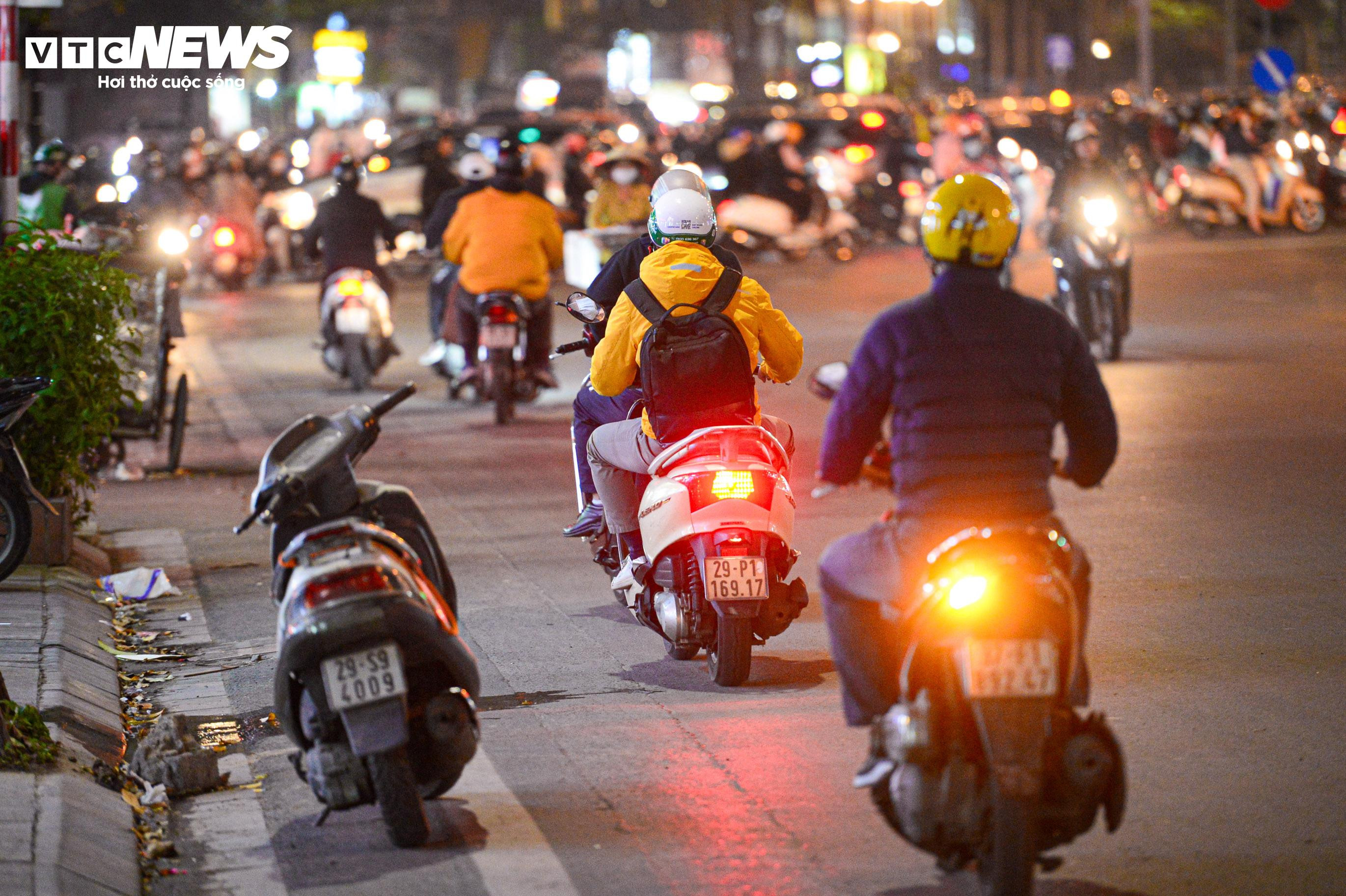 Vắng CSGT, đoàn người rồng rắn đi ngược chiều trên phố Hà Nội - 10