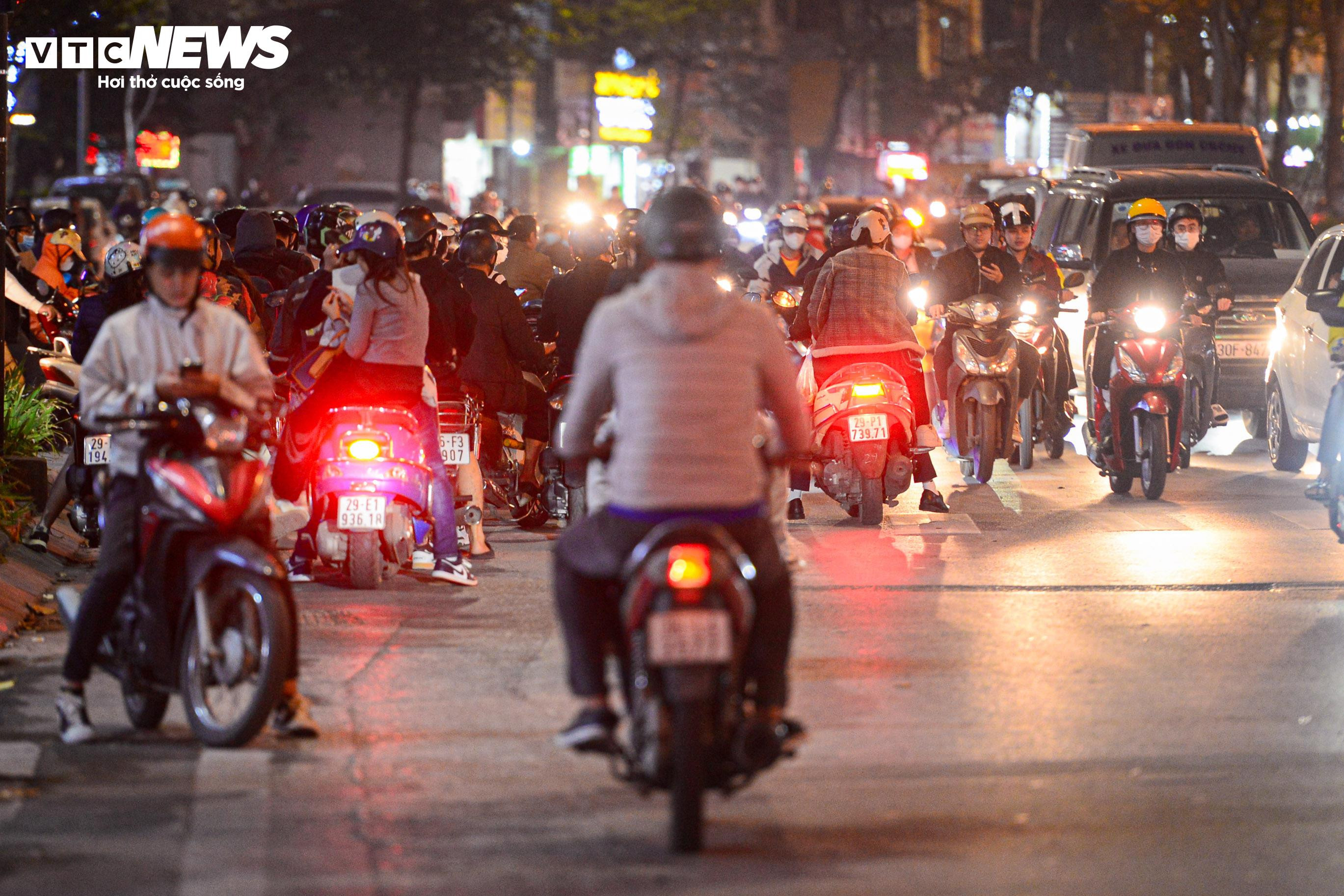 Vắng CSGT, đoàn người rồng rắn đi ngược chiều trên phố Hà Nội - 11