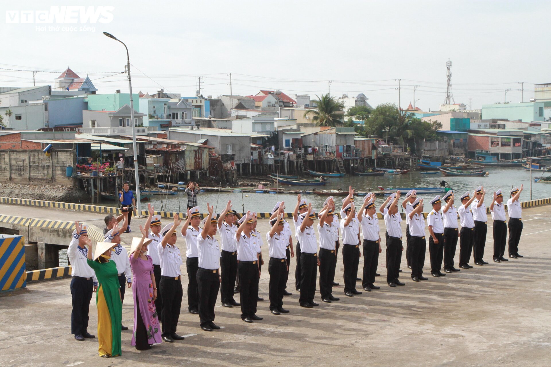 Mang Tết đến Nhà giàn DKI - 1