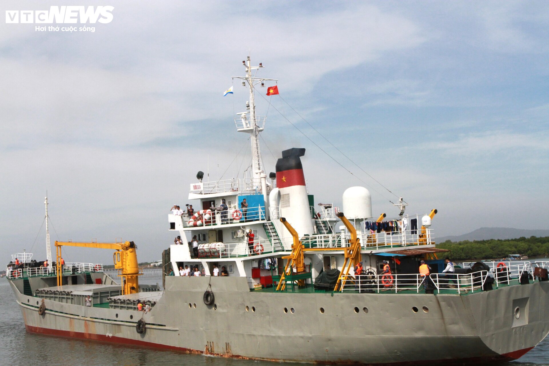 Mang Tết đến Nhà giàn DKI - 2
