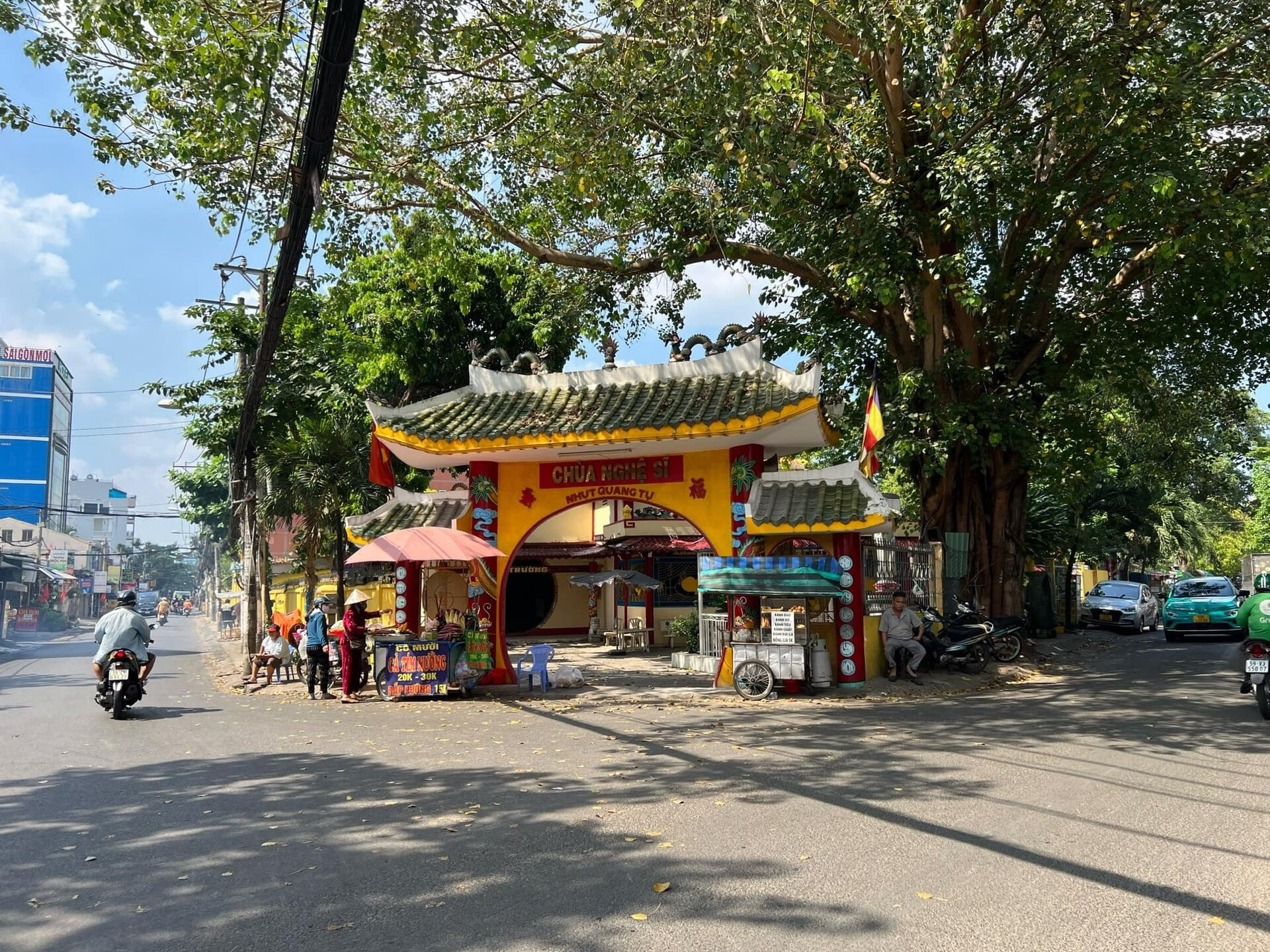 Chùa Nghệ sĩ 'thay áo mới’, xin người viếng thăm để lại đau thương phiền não - 16