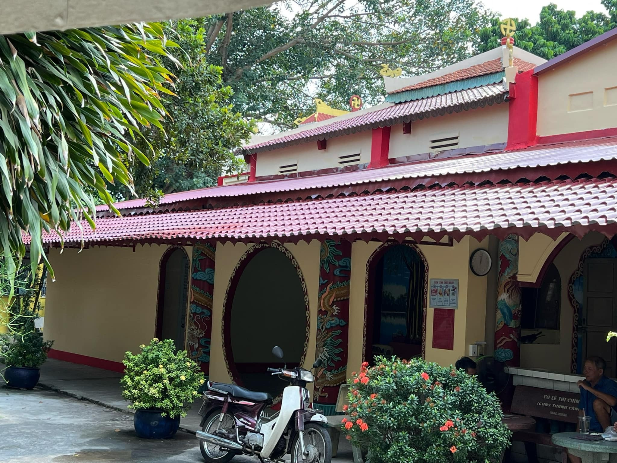 Chùa Nghệ sĩ 'thay áo mới’, xin người viếng thăm để lại đau thương phiền não - 15