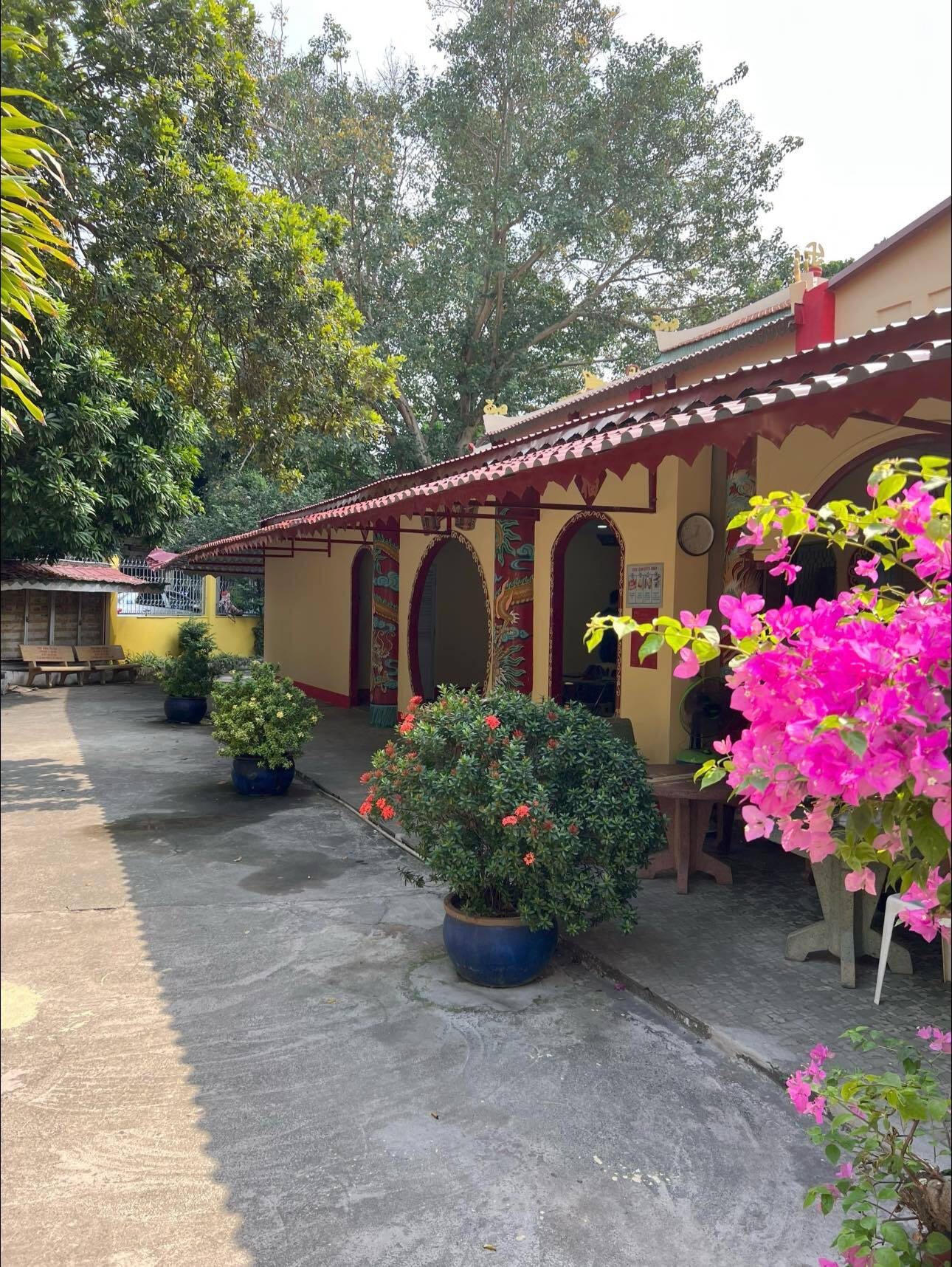 Chùa Nghệ sĩ 'thay áo mới’, xin người viếng thăm để lại đau thương phiền não - 9