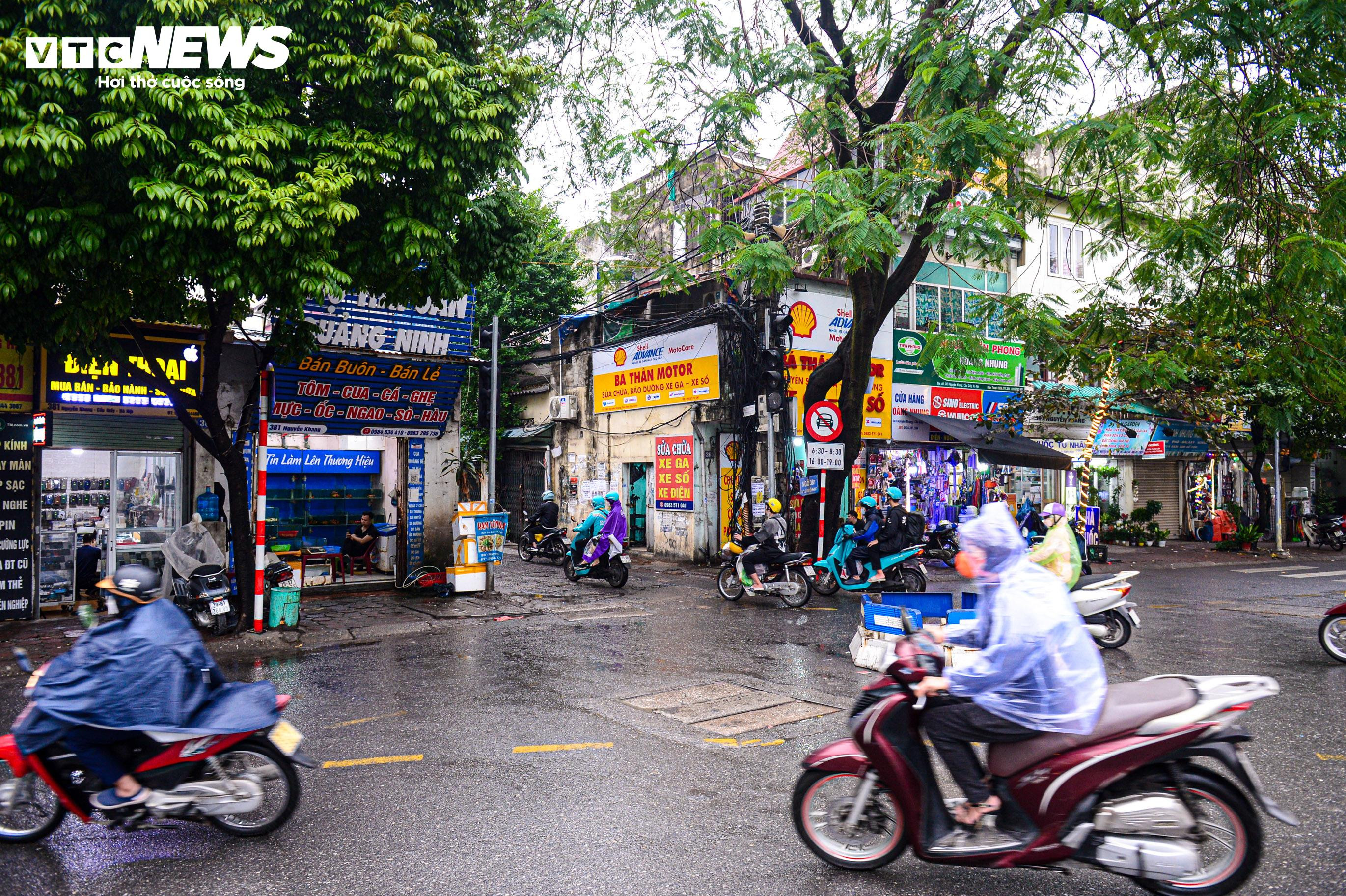 Con ngõ huyết mạch ở Hà Nội mòn mỏi chờ mở rộng, dân vấp ổ gà ngã xe như cơm bữa - 1