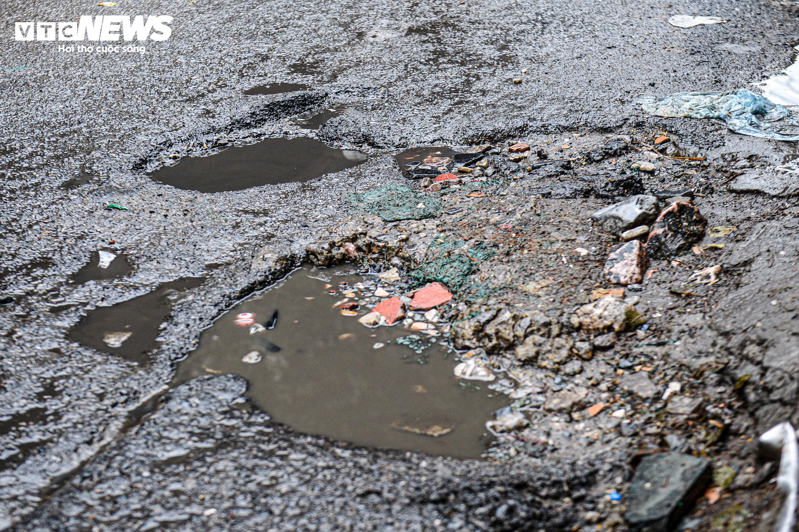 Con ngõ huyết mạch ở Hà Nội mòn mỏi chờ mở rộng, dân vấp ổ gà ngã xe như cơm bữa - 6