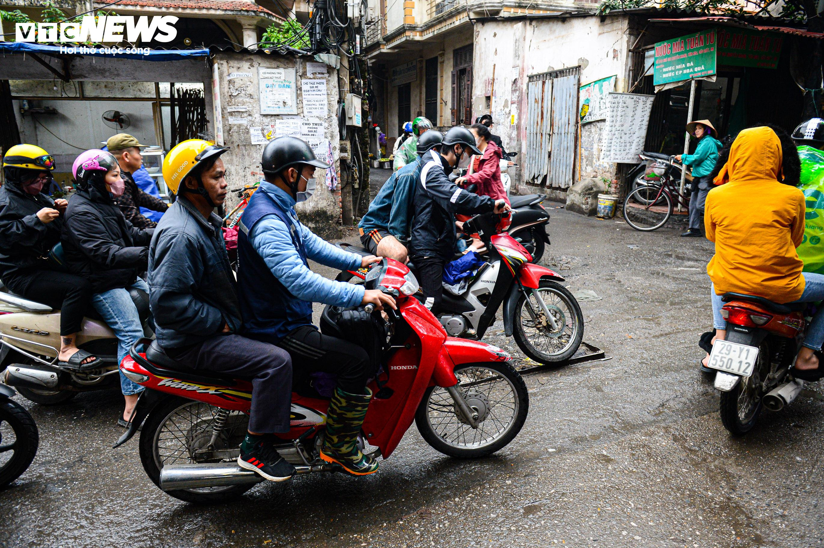Con ngõ huyết mạch ở Hà Nội mòn mỏi chờ mở rộng, dân vấp ổ gà ngã xe như cơm bữa - 11