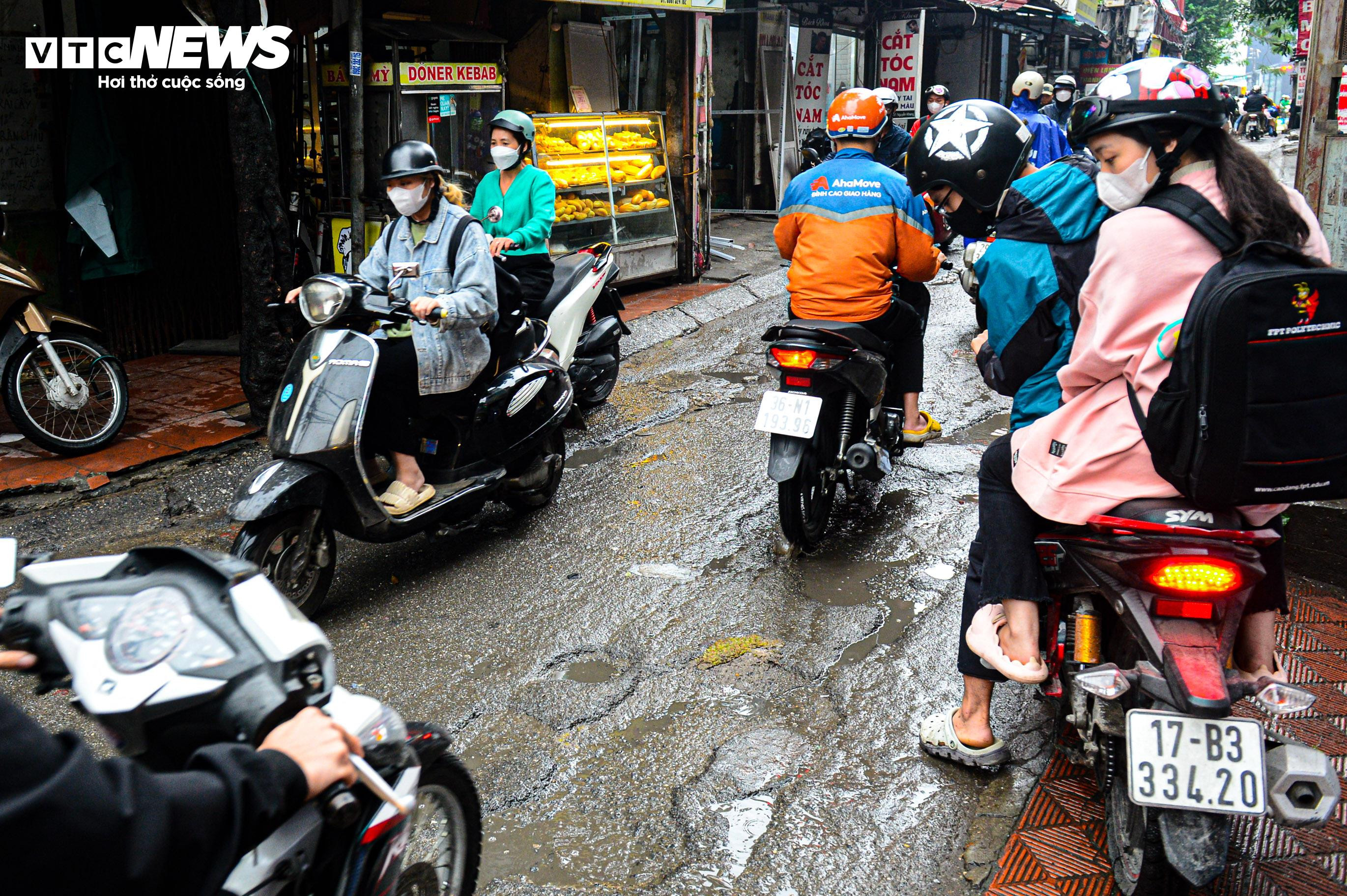 Con ngõ huyết mạch ở Hà Nội mòn mỏi chờ mở rộng, dân vấp ổ gà ngã xe như cơm bữa - 9