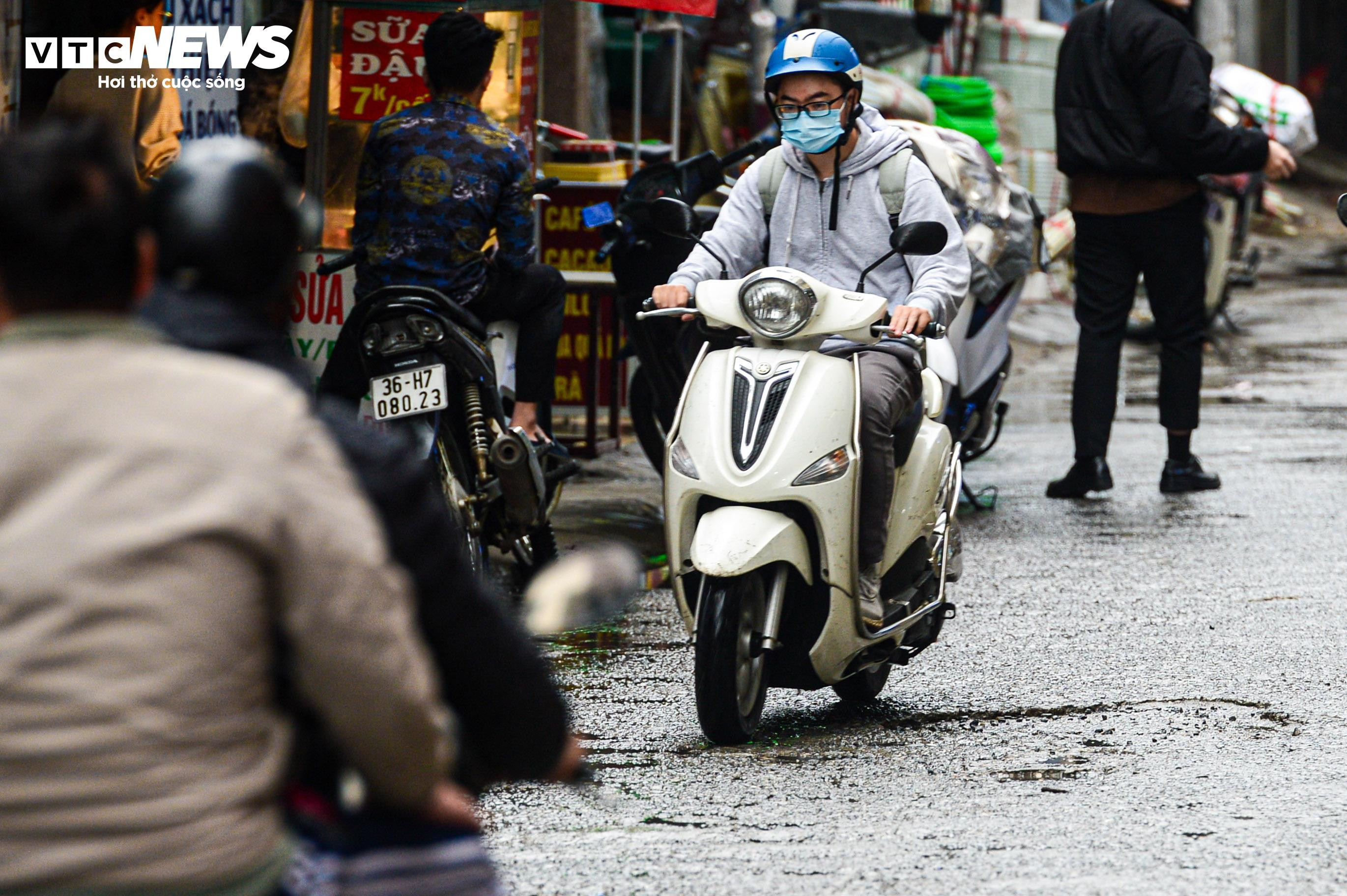 Con ngõ huyết mạch ở Hà Nội mòn mỏi chờ mở rộng, dân vấp ổ gà ngã xe như cơm bữa - 10