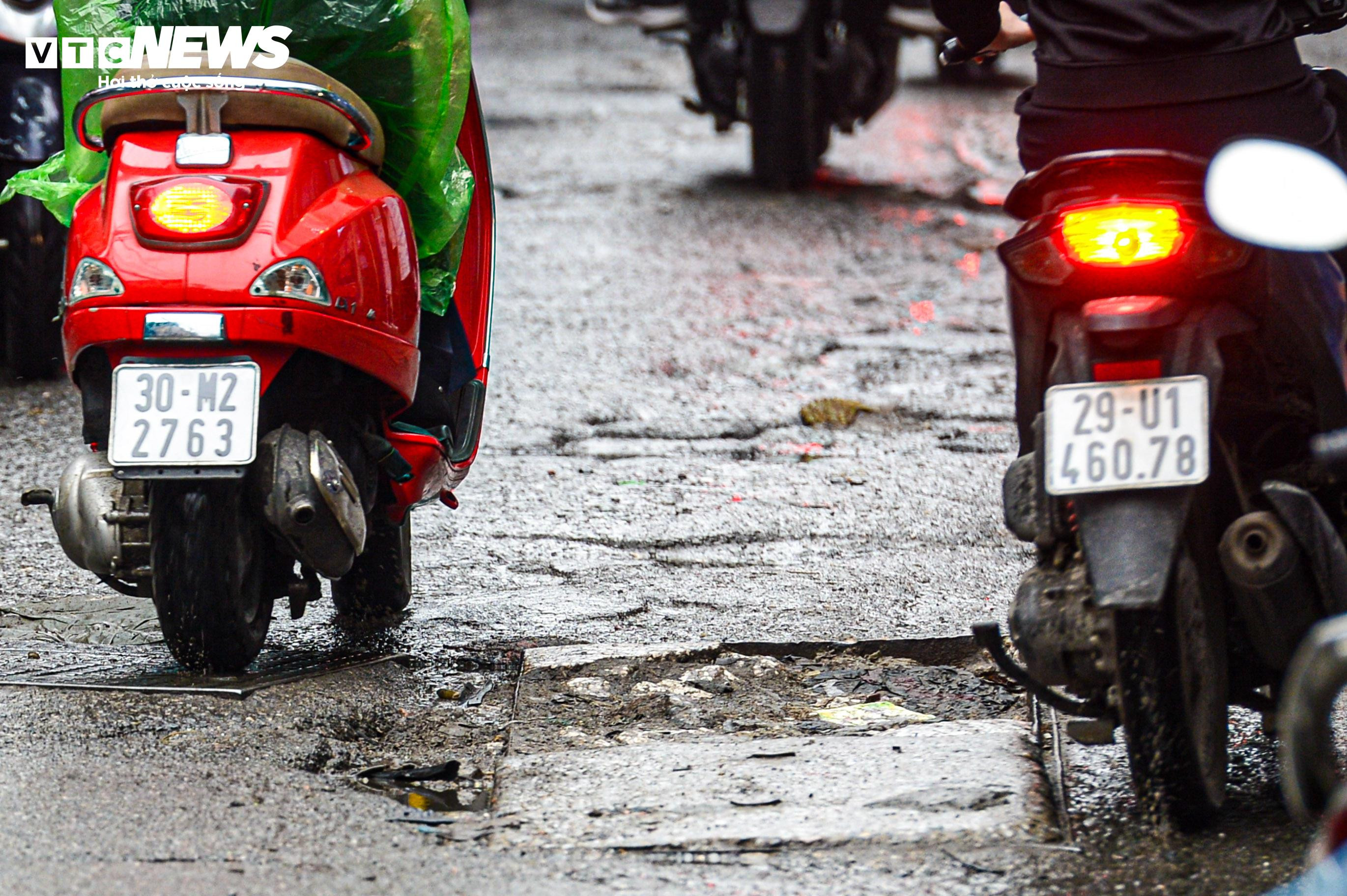 Con ngõ huyết mạch ở Hà Nội mòn mỏi chờ mở rộng, dân vấp ổ gà ngã xe như cơm bữa - 5