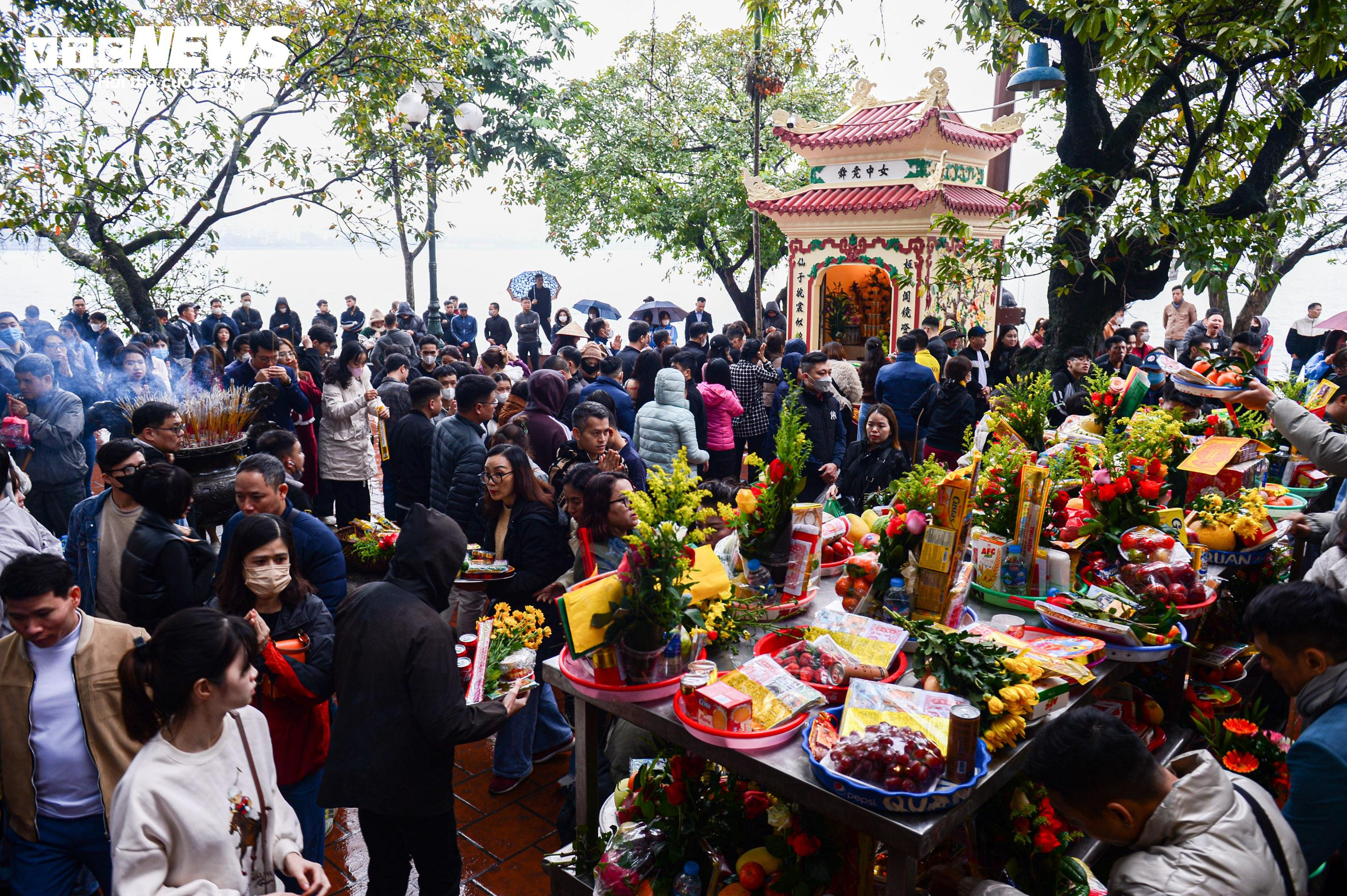 Người Hà Nội đội mưa dâng lễ Phủ Tây Hồ ngày mùng 1 tháng Chạp - 2