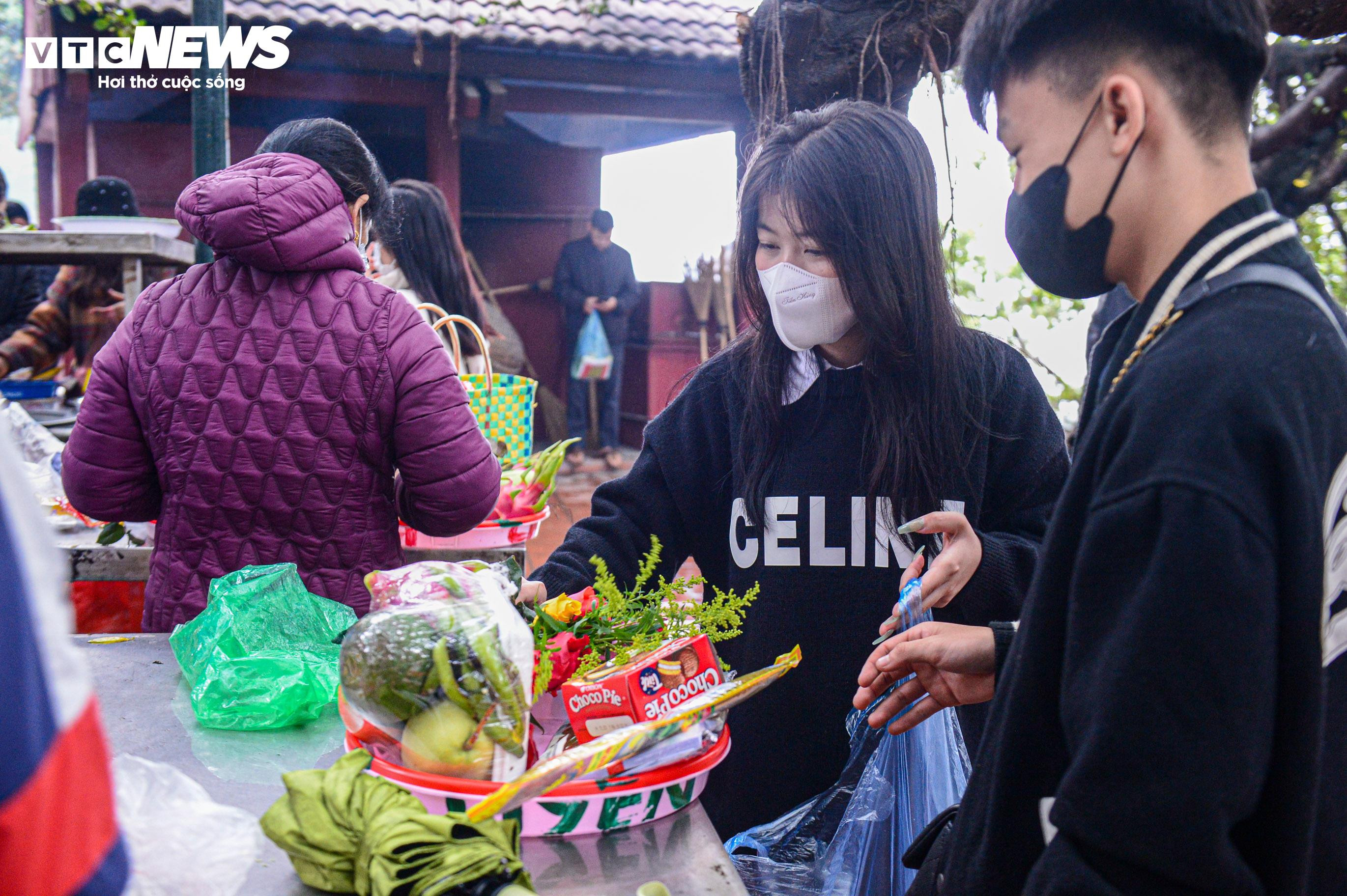 Người Hà Nội đội mưa dâng lễ Phủ Tây Hồ ngày mùng 1 tháng Chạp - 11