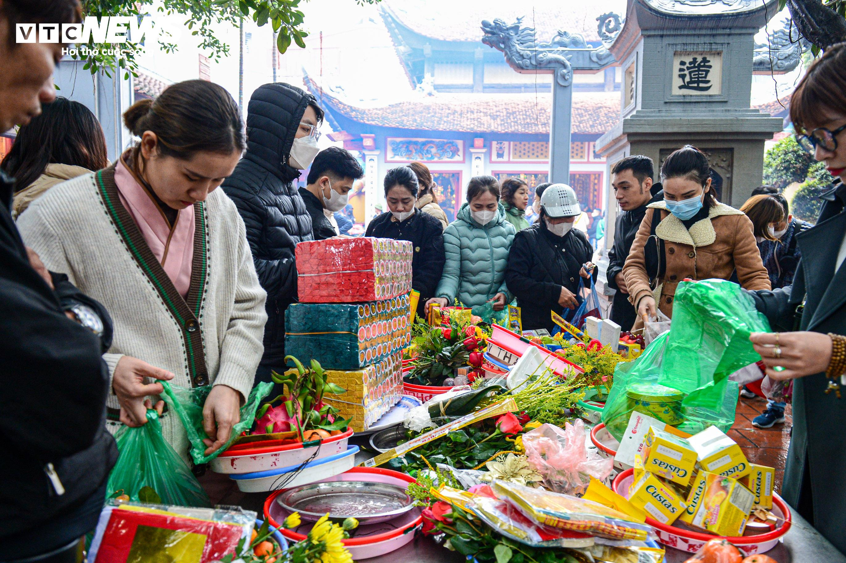Người Hà Nội đội mưa dâng lễ Phủ Tây Hồ ngày mùng 1 tháng Chạp - 12