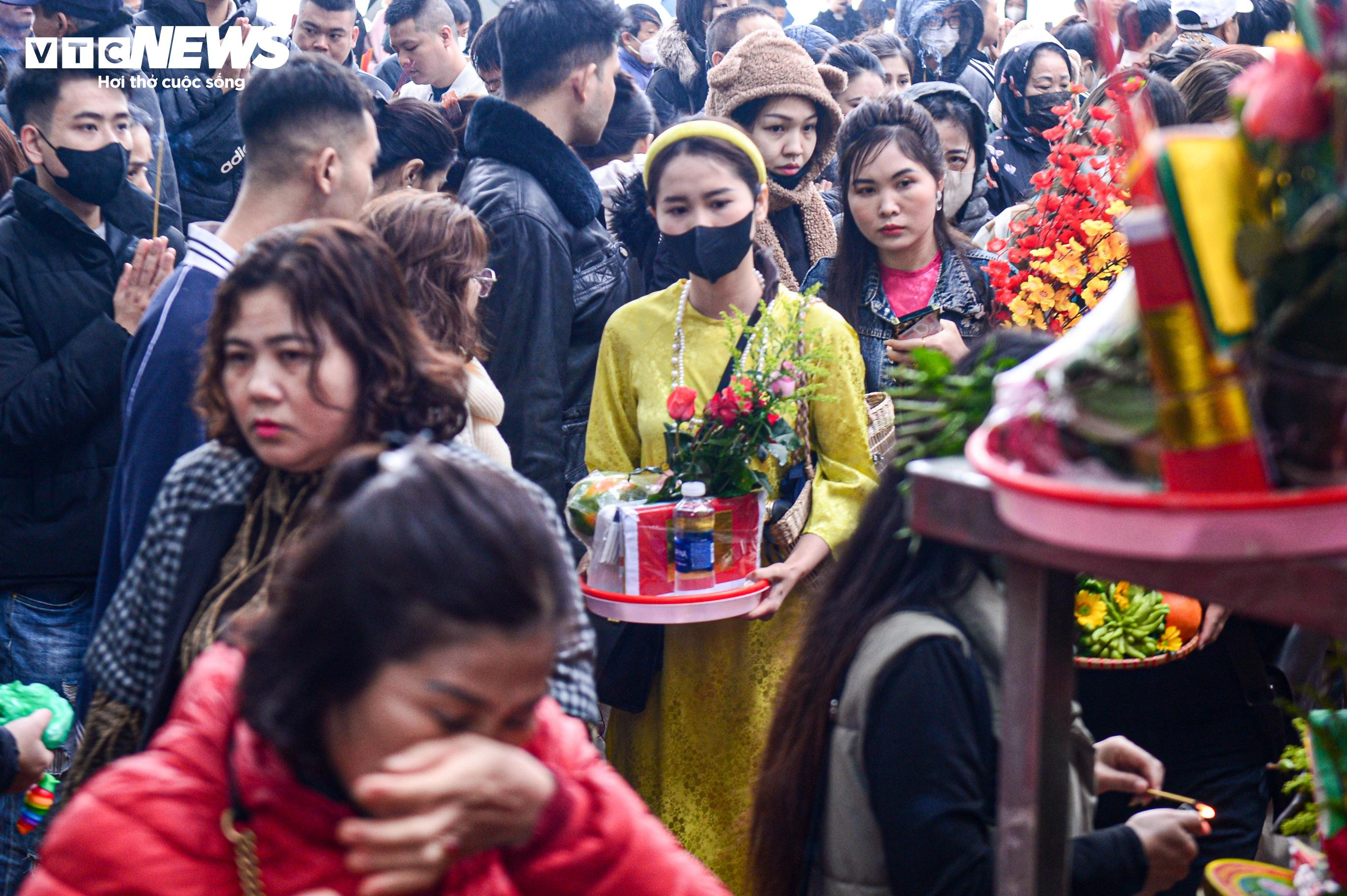 Người Hà Nội đội mưa dâng lễ Phủ Tây Hồ ngày mùng 1 tháng Chạp - 3