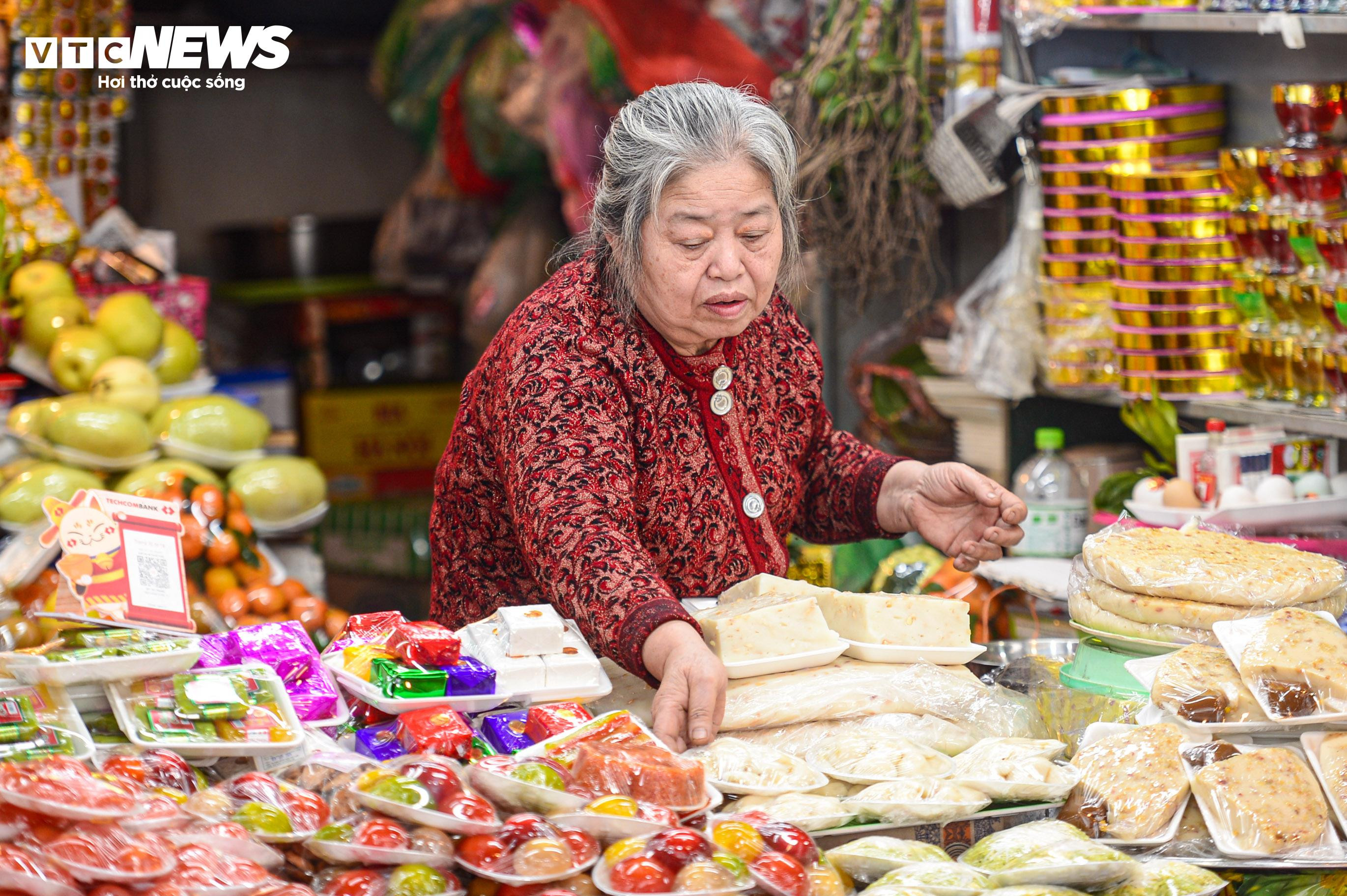 Người Hà Nội đội mưa dâng lễ Phủ Tây Hồ ngày mùng 1 tháng Chạp - 13