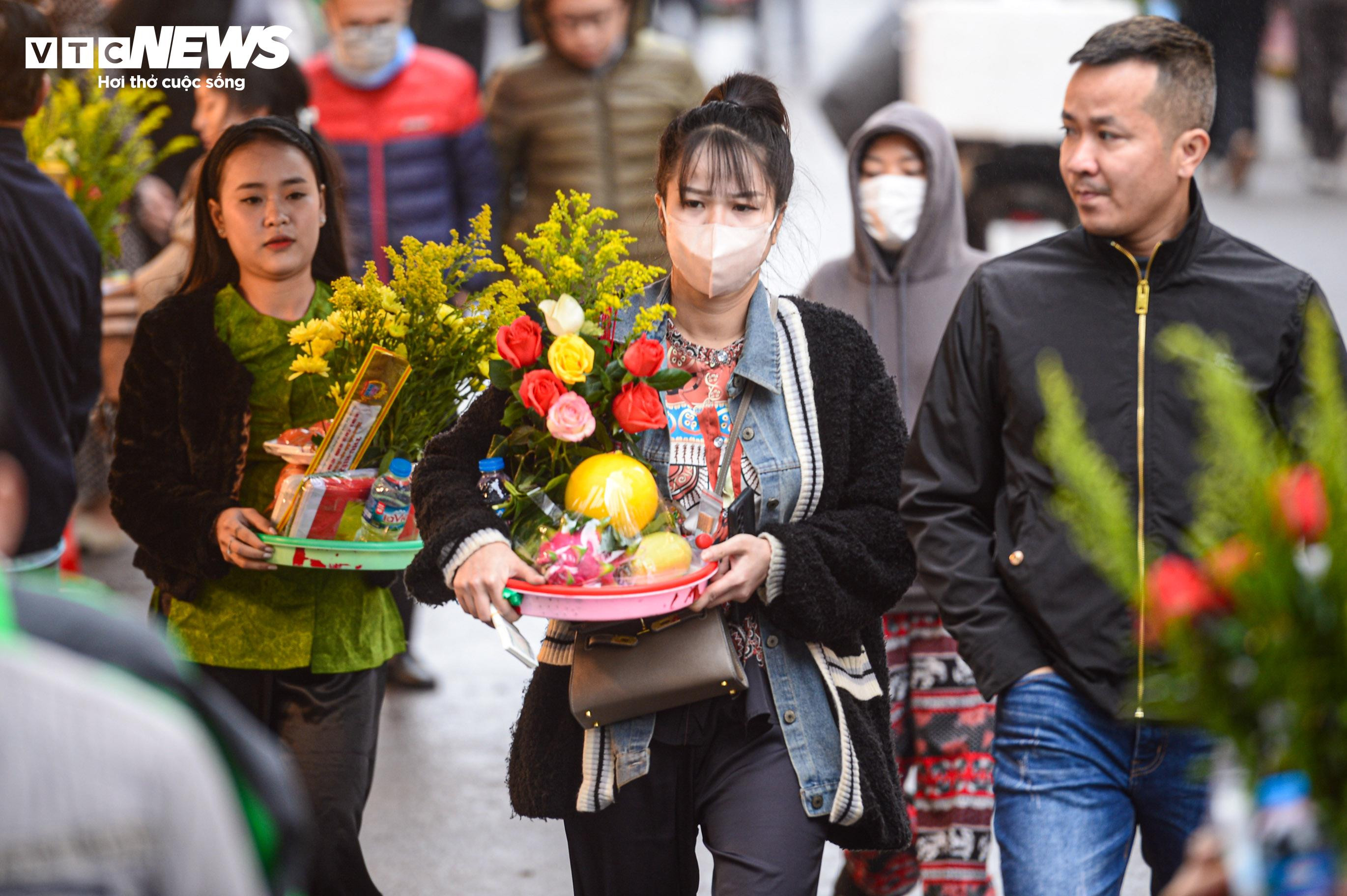 Người Hà Nội đội mưa dâng lễ Phủ Tây Hồ ngày mùng 1 tháng Chạp - 5