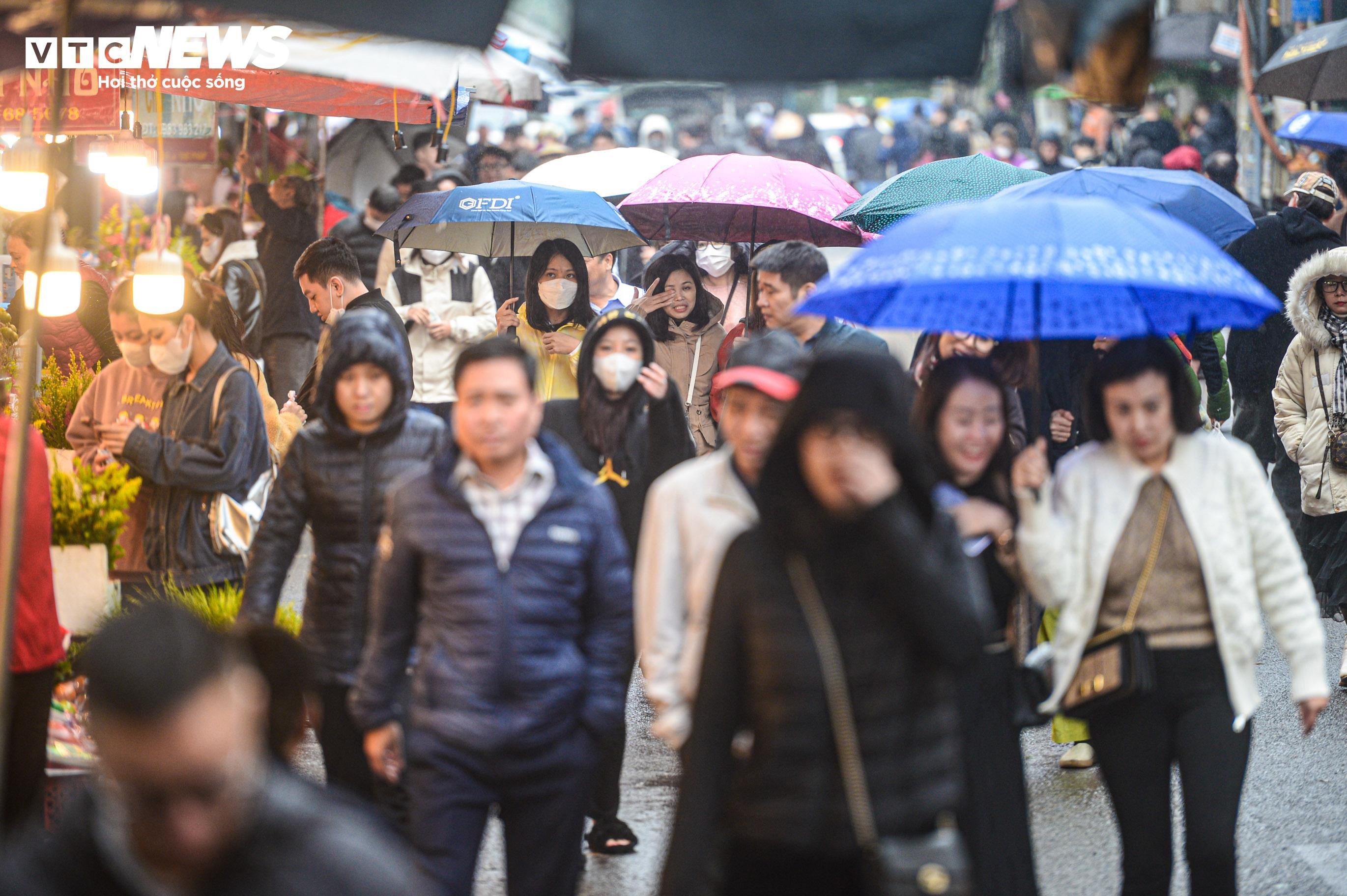 Người Hà Nội đội mưa dâng lễ Phủ Tây Hồ ngày mùng 1 tháng Chạp - 15