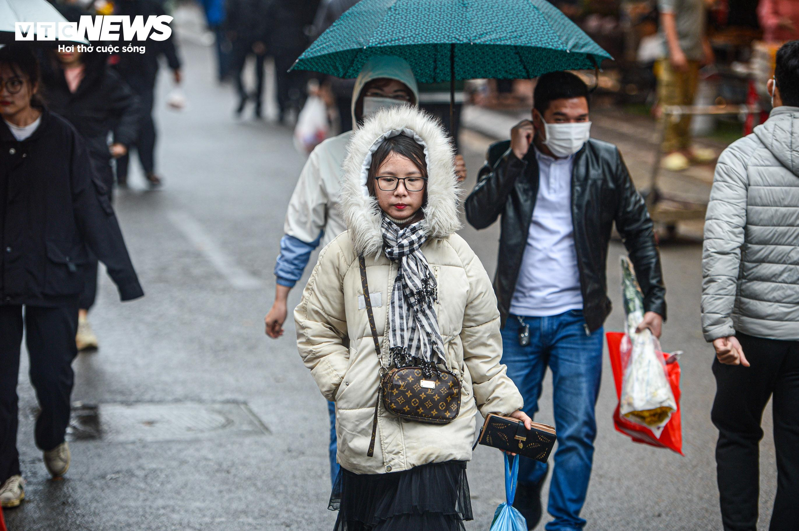 Người Hà Nội đội mưa dâng lễ Phủ Tây Hồ ngày mùng 1 tháng Chạp - 14