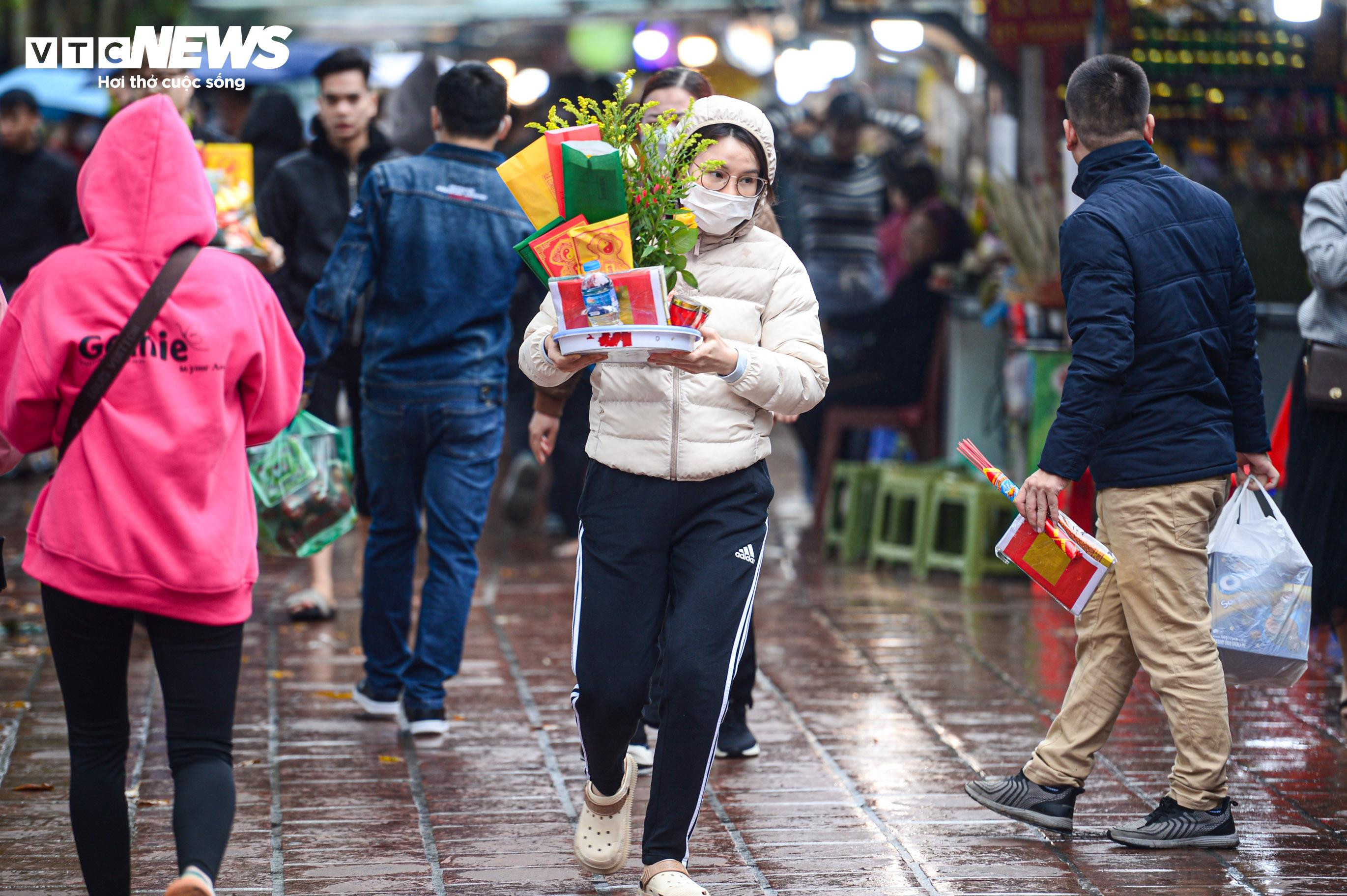 Người Hà Nội đội mưa dâng lễ Phủ Tây Hồ ngày mùng 1 tháng Chạp - 4