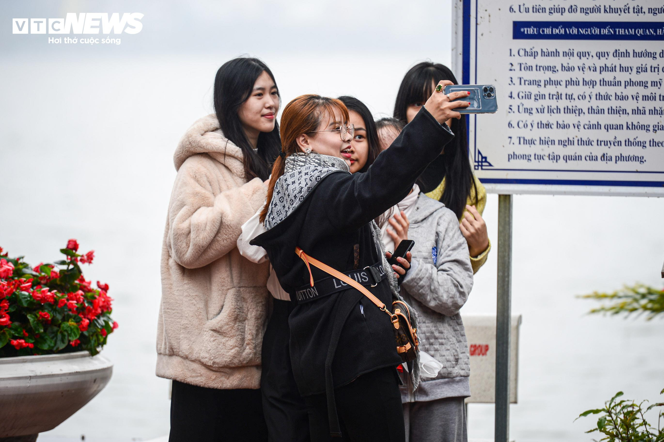 Người Hà Nội đội mưa dâng lễ Phủ Tây Hồ ngày mùng 1 tháng Chạp - 10