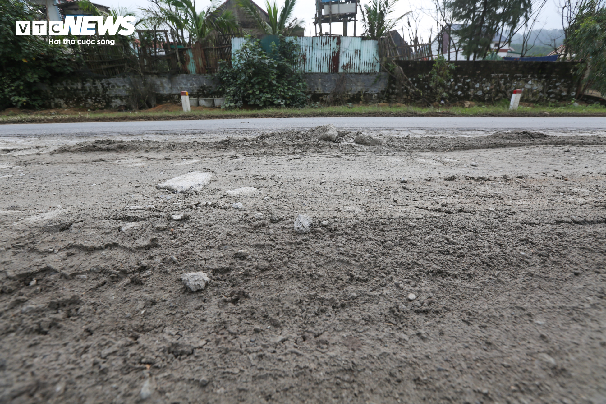 Mặt đường ‘luống khoai’ trên tuyến đường 2.000 tỷ ở Hà Tĩnh - 21