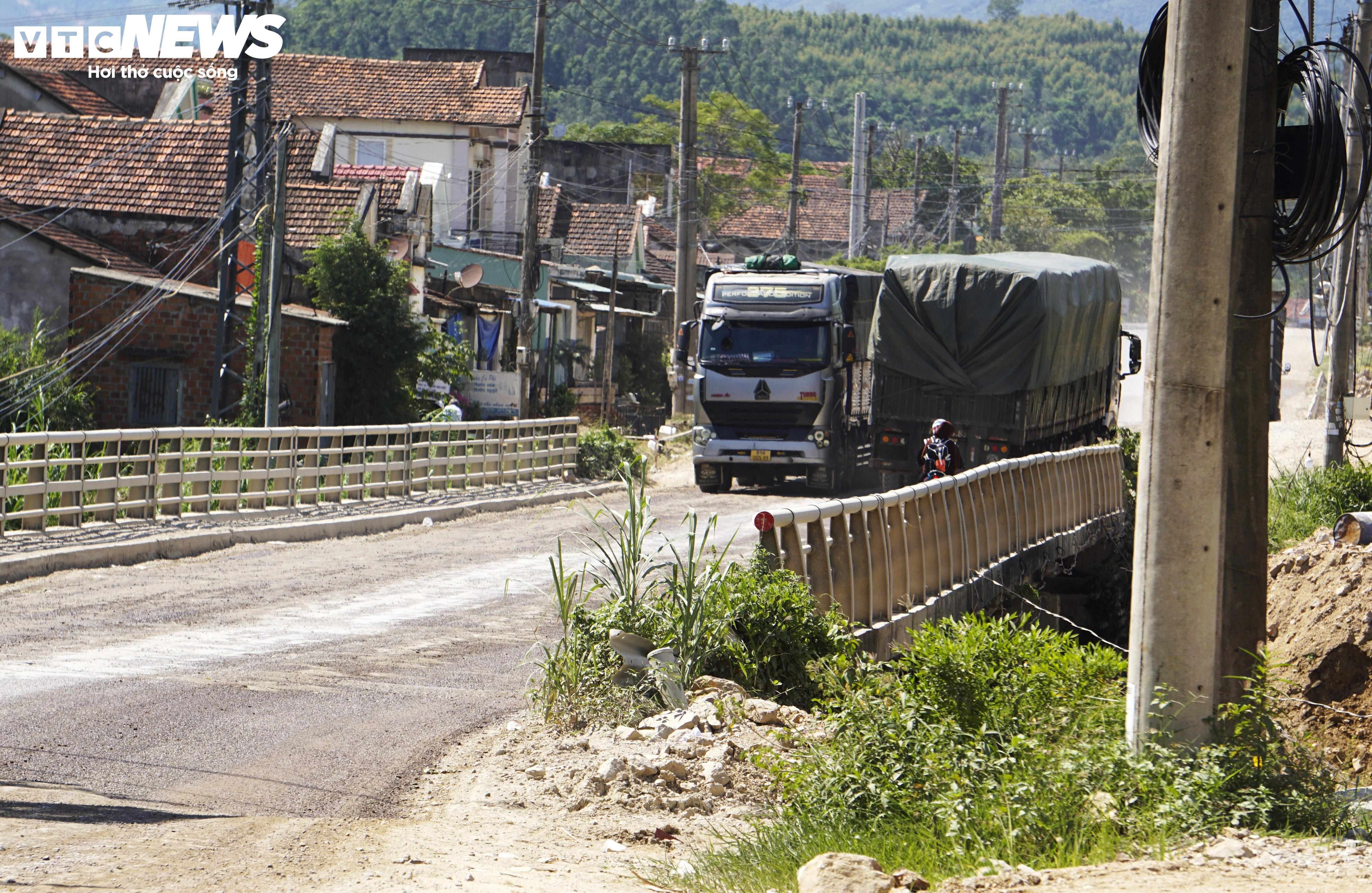 Vì sao thi công Quốc lộ 19 qua tỉnh Bình Định ì ạch kéo dài? - 7