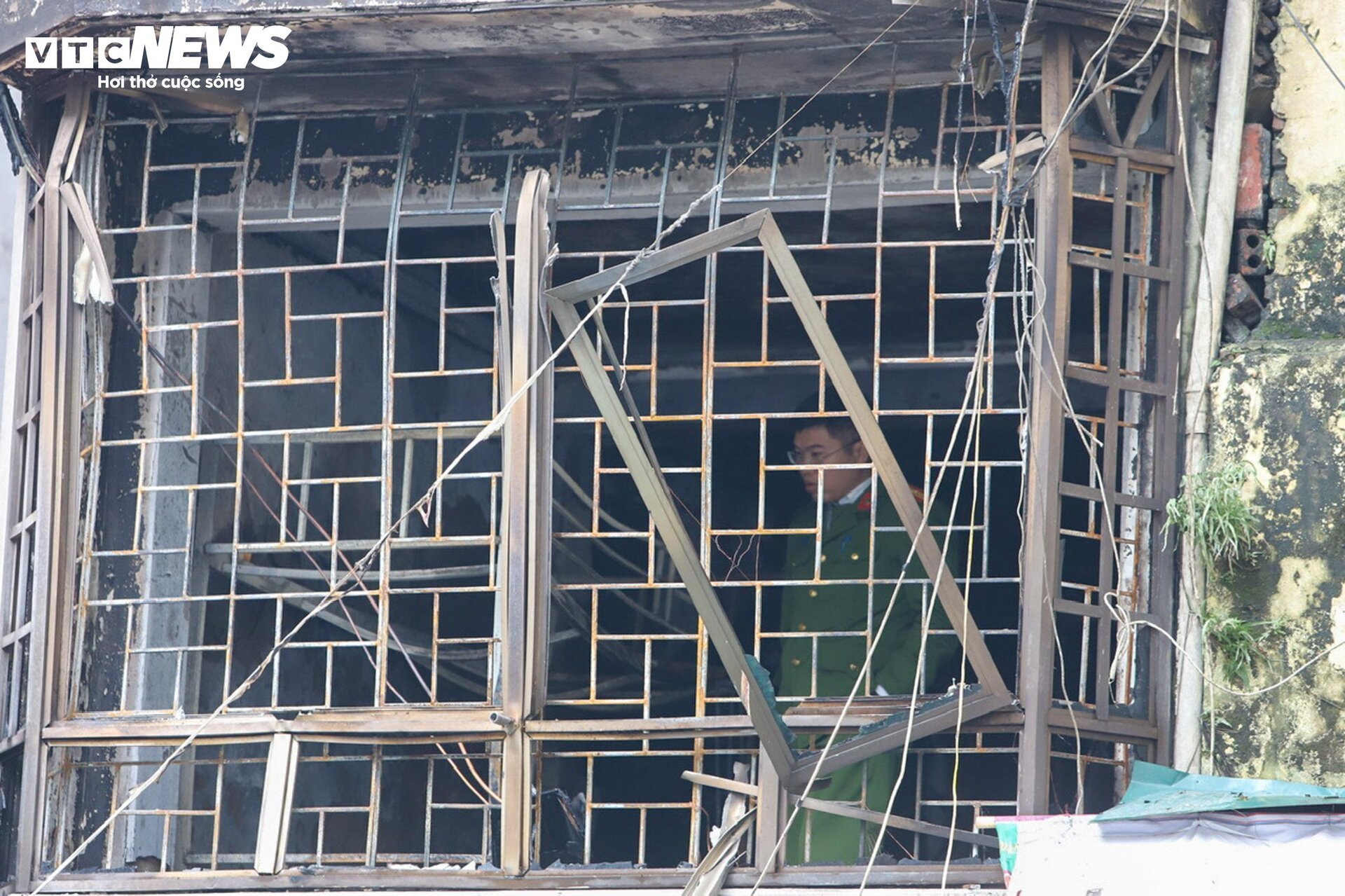 Nhà 4 tầng cháy đen, cửa kính vỡ vụn sau hỏa hoạn khiến 4 người chết thương tâm - 6