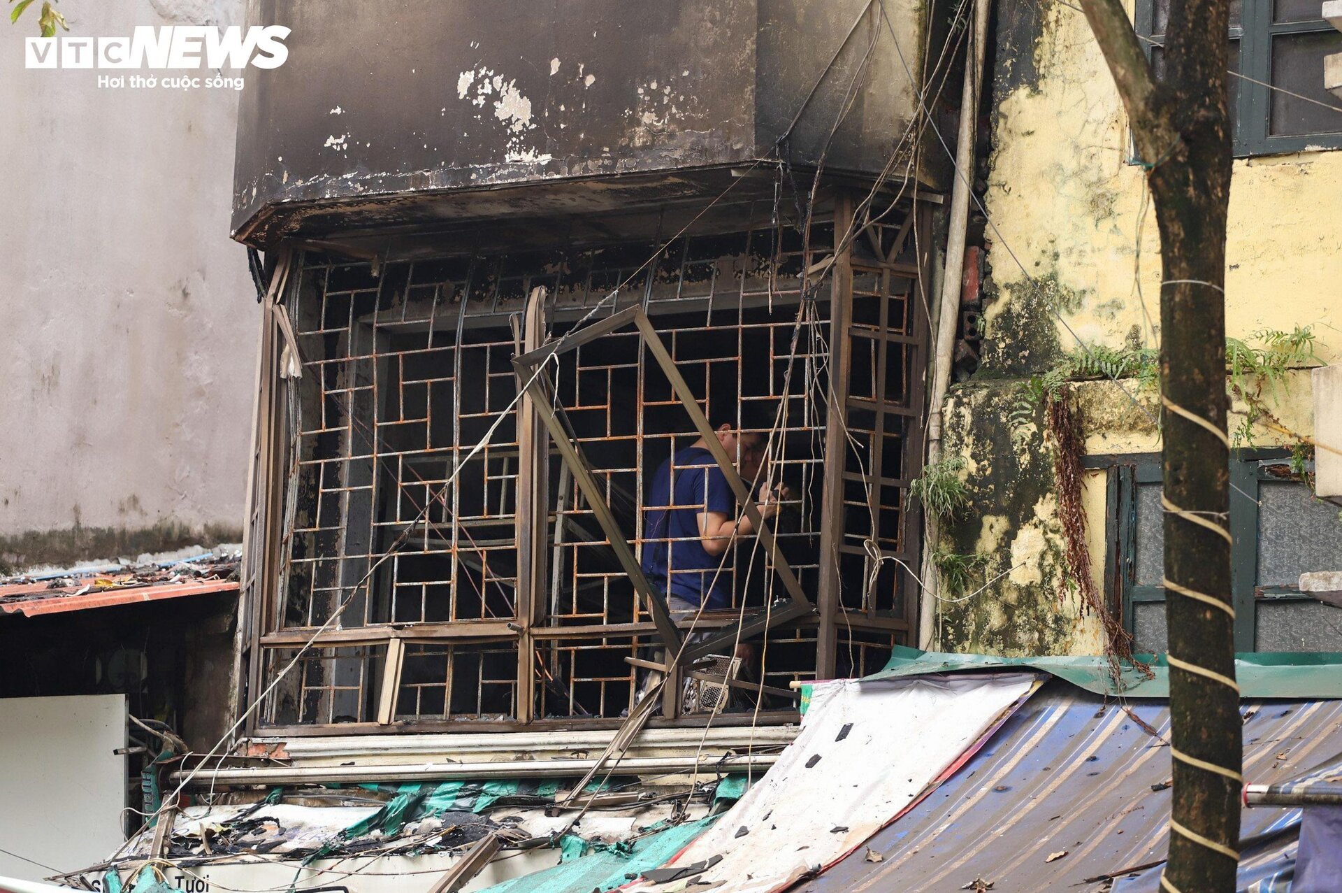 Nhà 4 tầng cháy đen, cửa kính vỡ vụn sau hỏa hoạn khiến 4 người chết thương tâm - 5